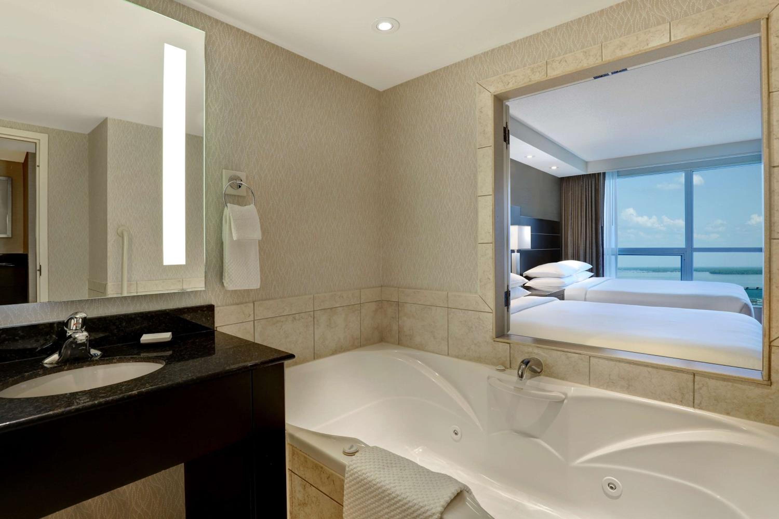 Queen Suite with Spa Bath and Horseshoe Falls View