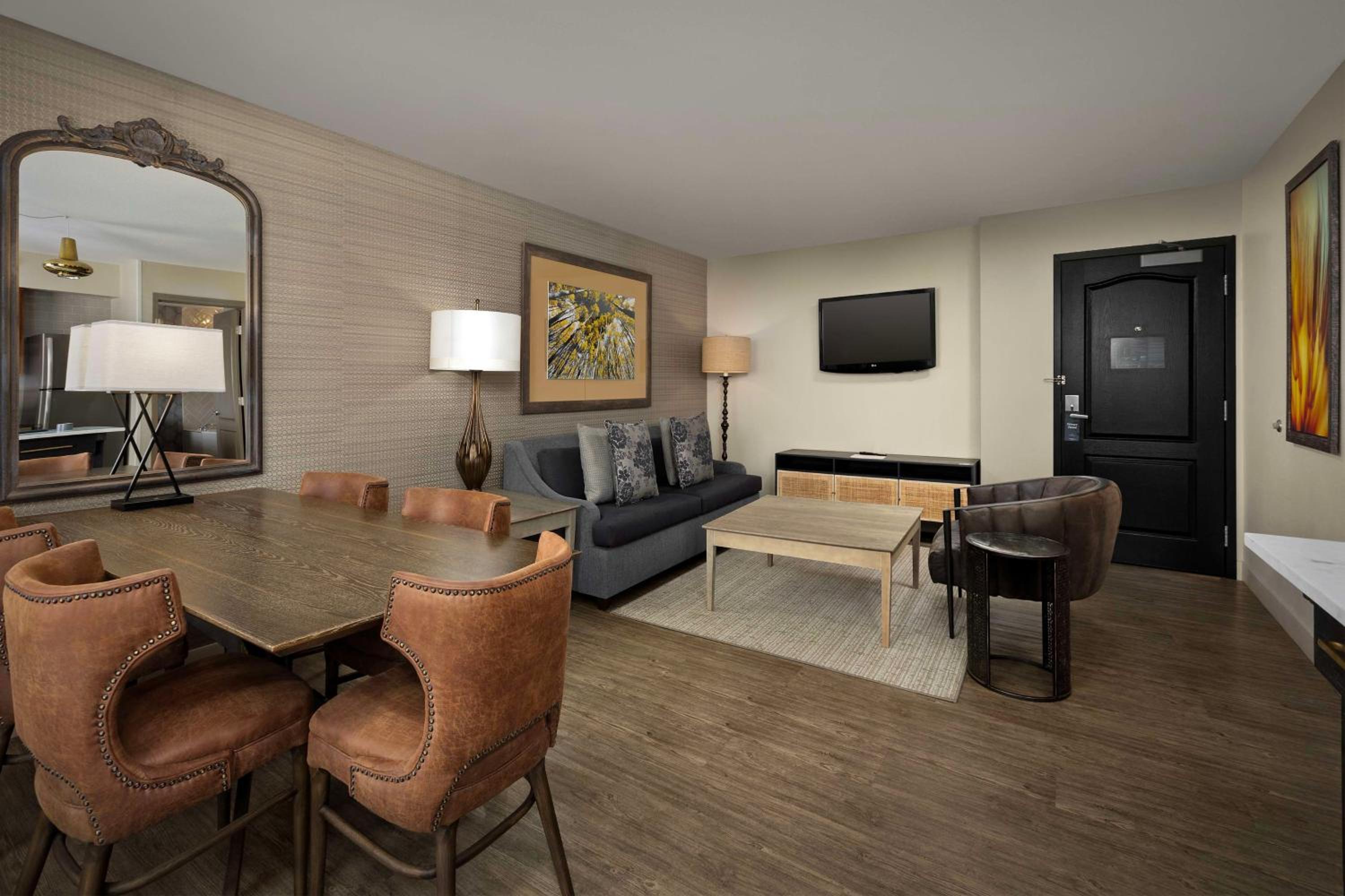 King Suite with Whirlpool - Photo 1