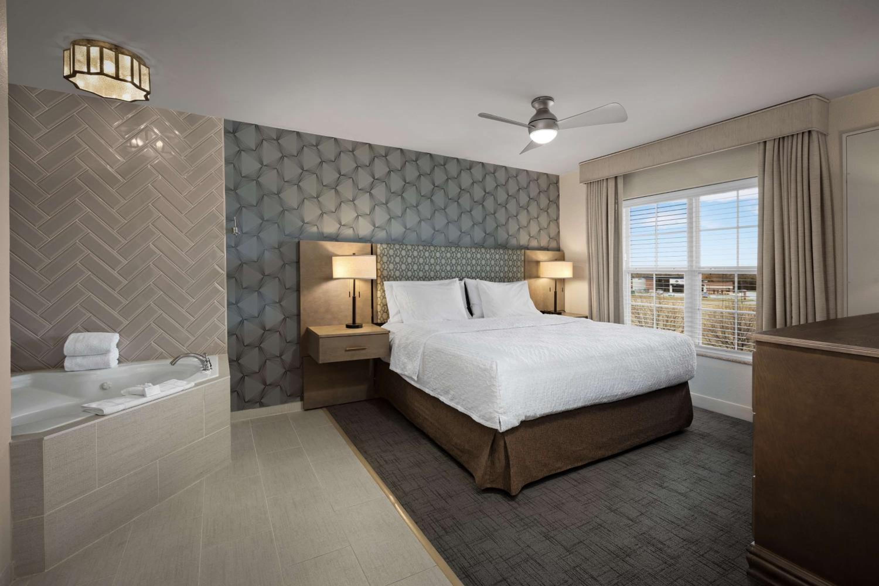 King Suite with Whirlpool - Photo 2