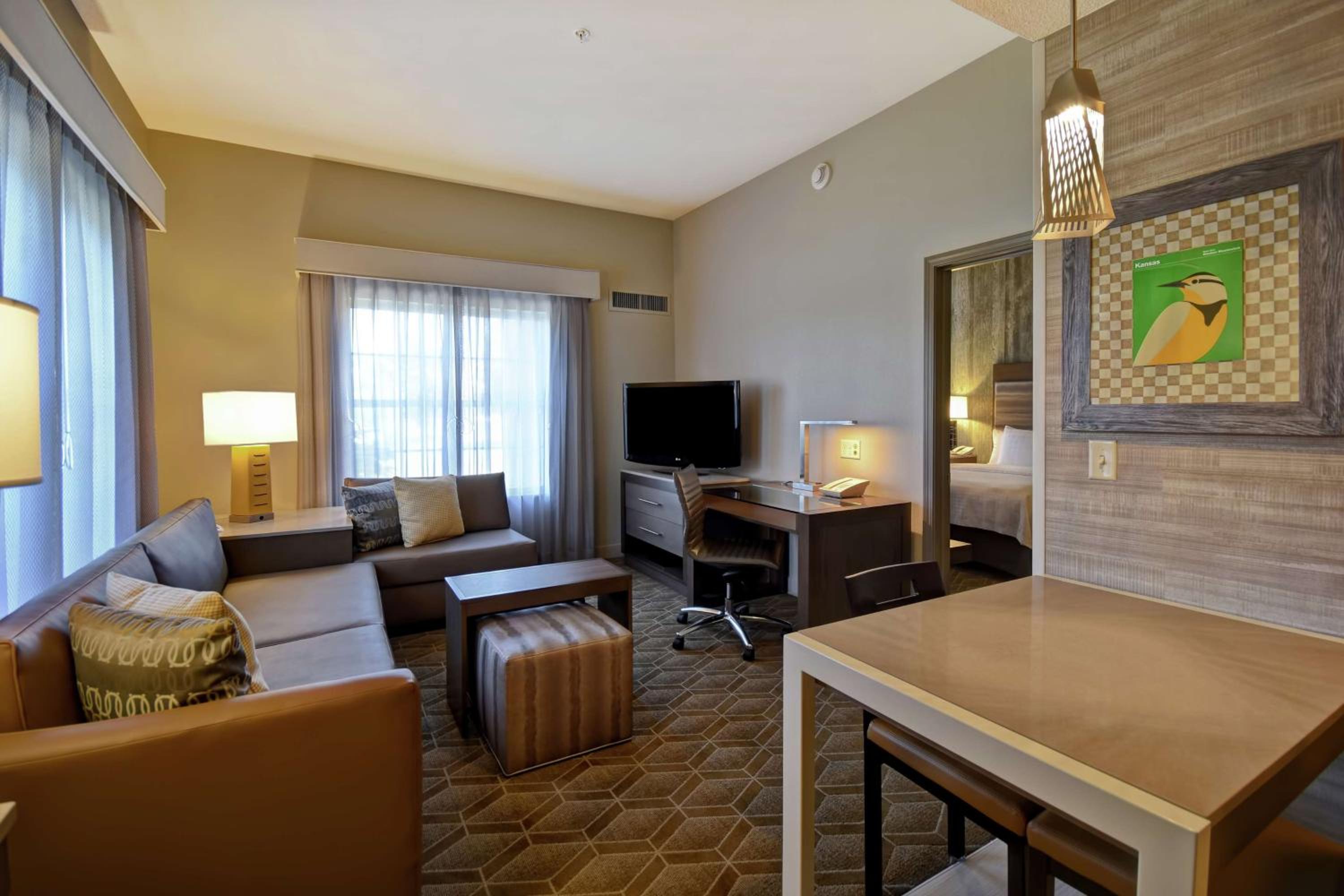 One-Bedroom Queen Suite with Two Queen Beds - Non-Smoking - Photo 2