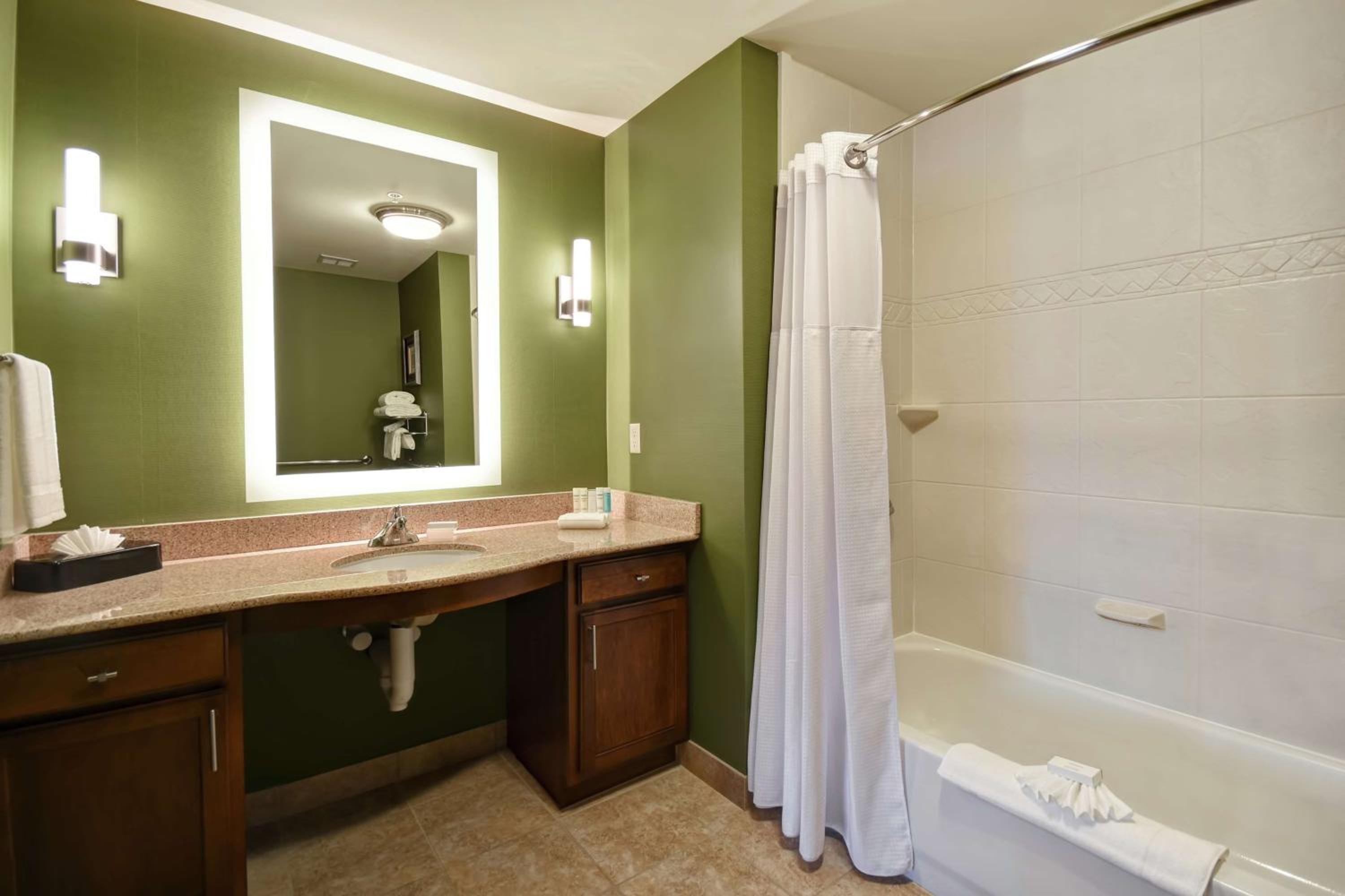 One-Bedroom Queen Suite with Two Queen Beds - Non-Smoking - Photo 4