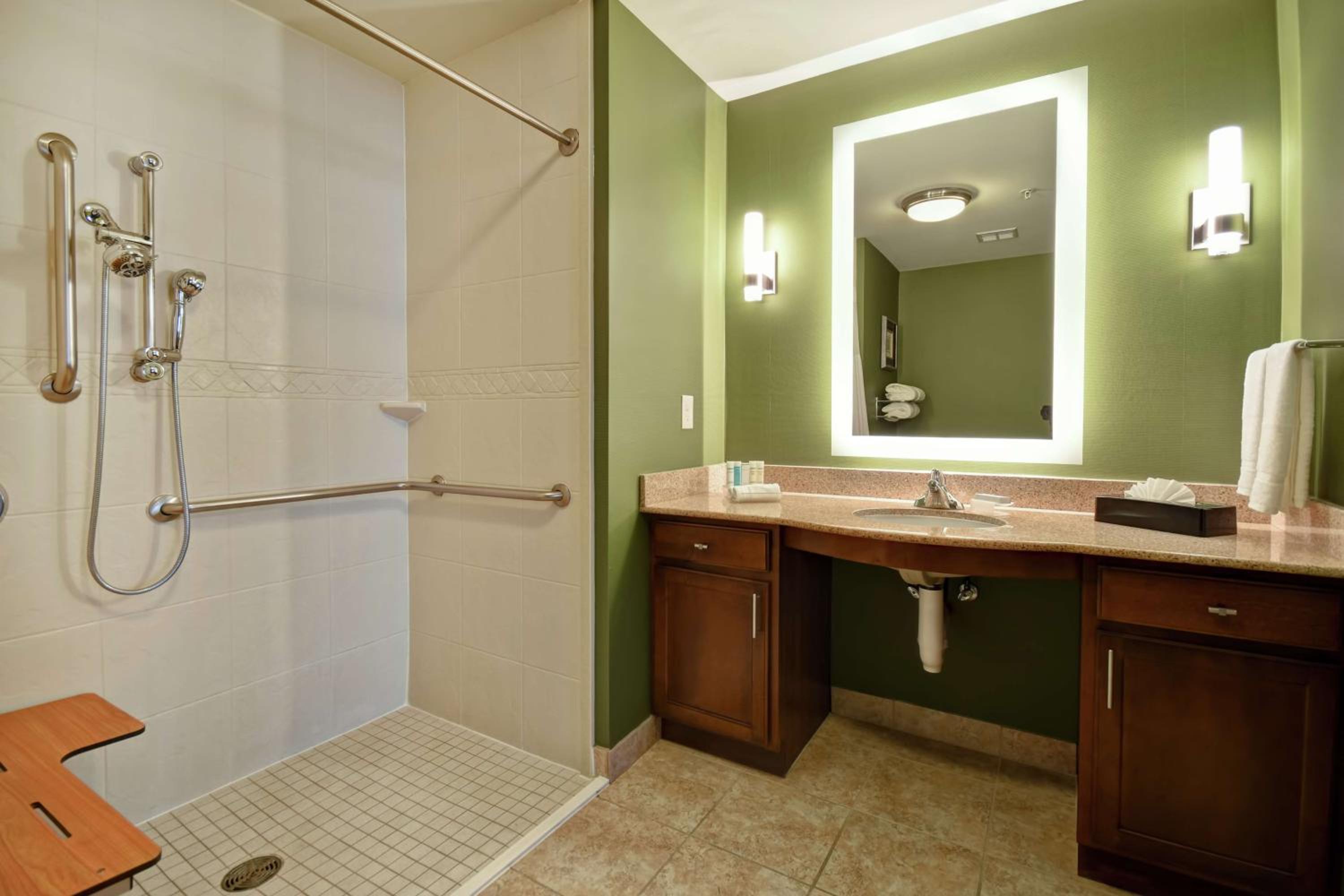 Suite with Two Queen Beds and Roll-In Shower - Mobility and Hearing Access/Non-Smoking photo 3