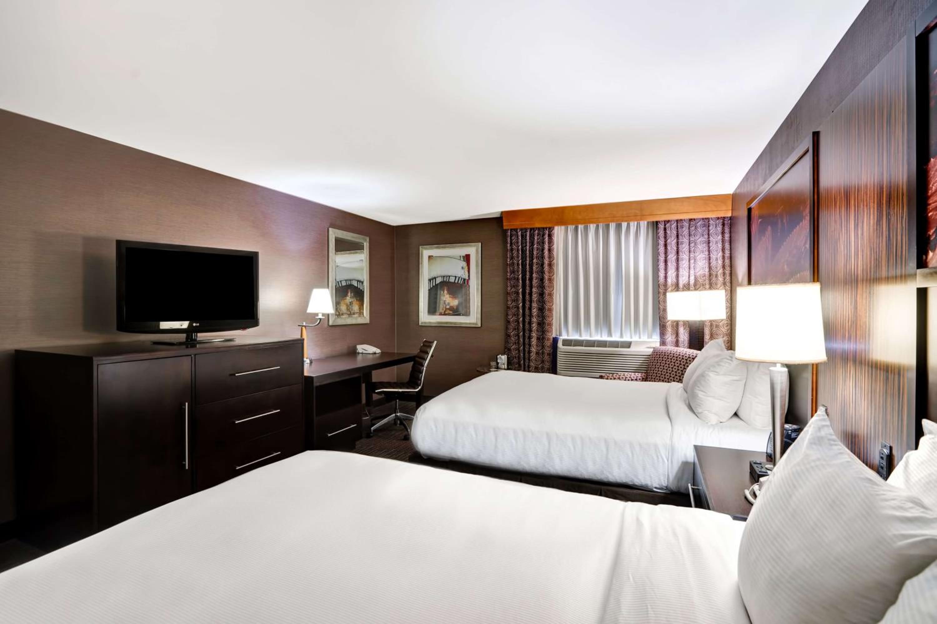 Queen Room with Two Queen Beds - Photo 3