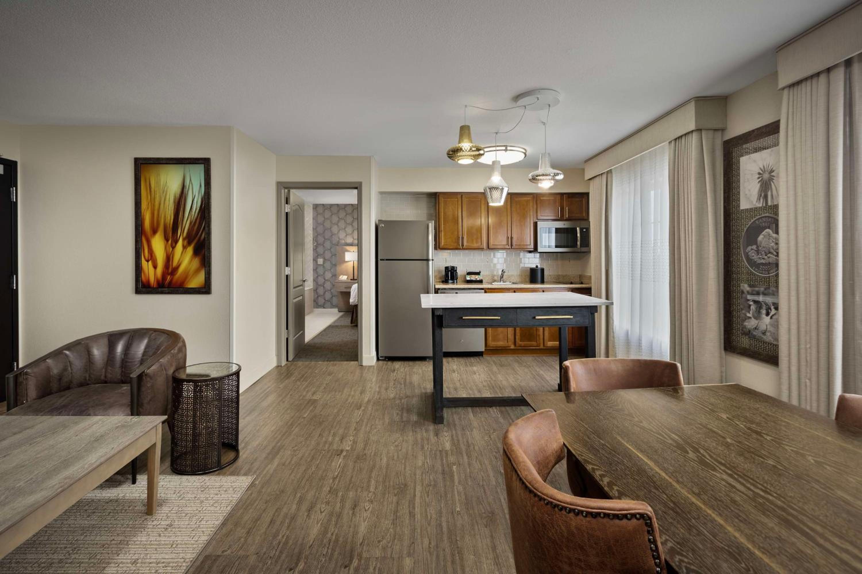King Suite with Whirlpool - Photo 3