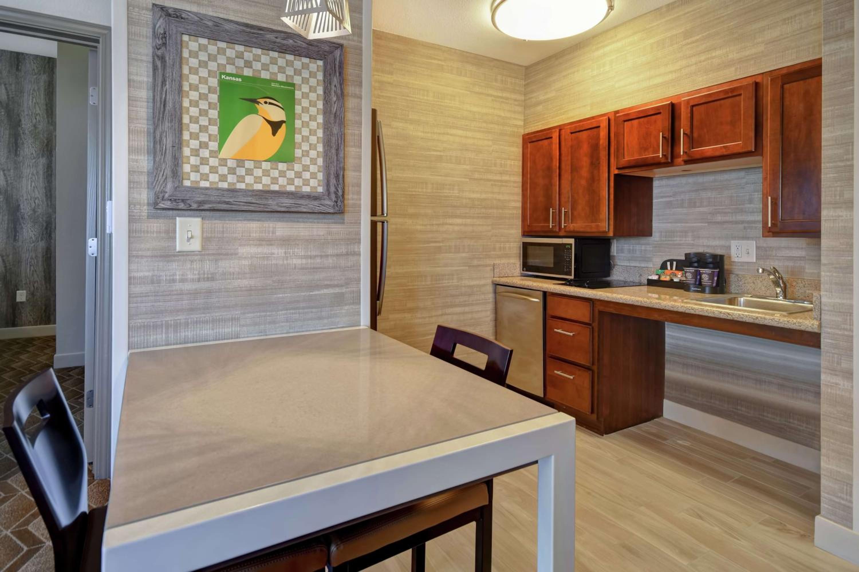 Suite with Two Queen Beds and Roll-In Shower - Mobility and Hearing Access/Non-Smoking photo 2