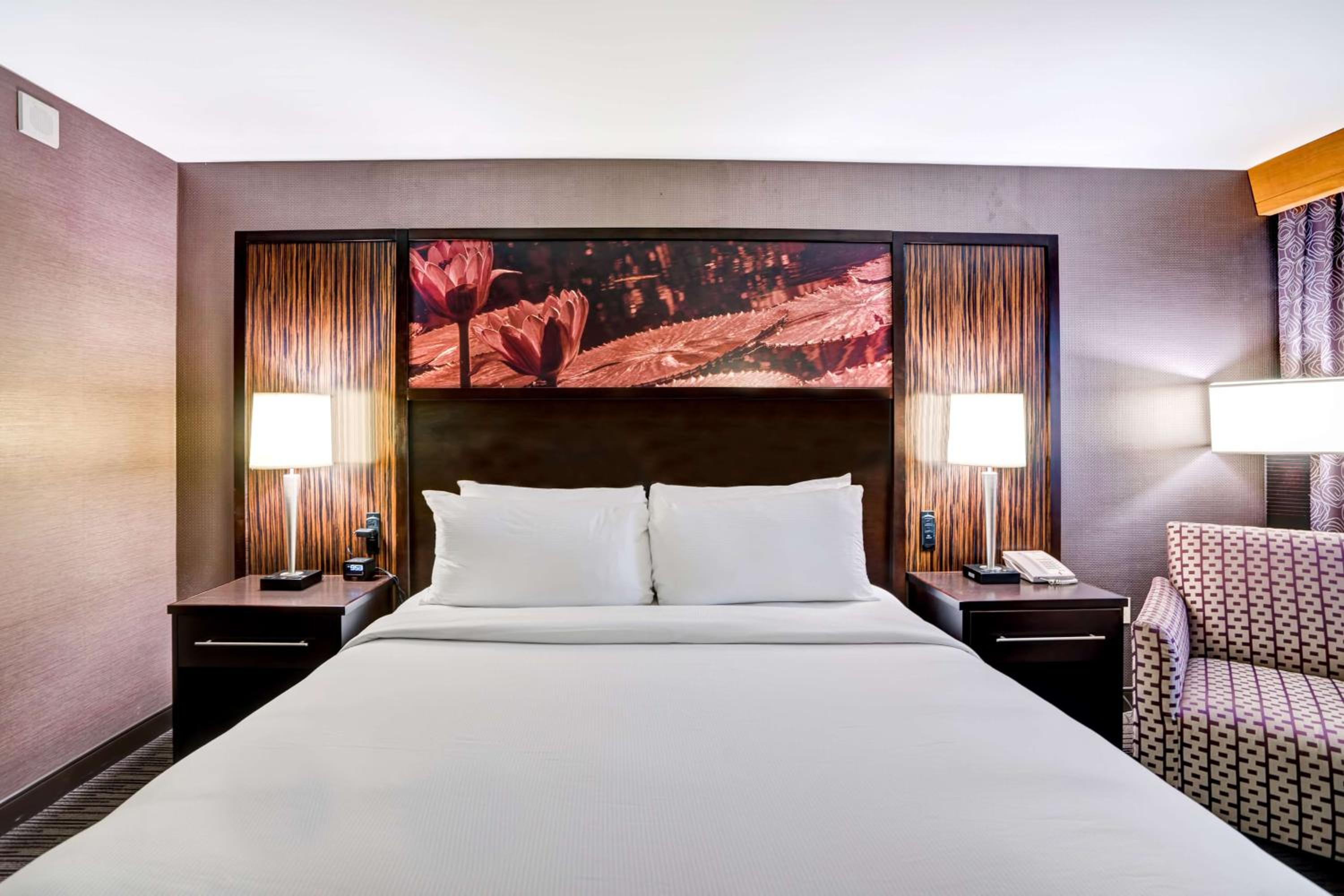 Deluxe Panoramic King Room with City View - Photo 2