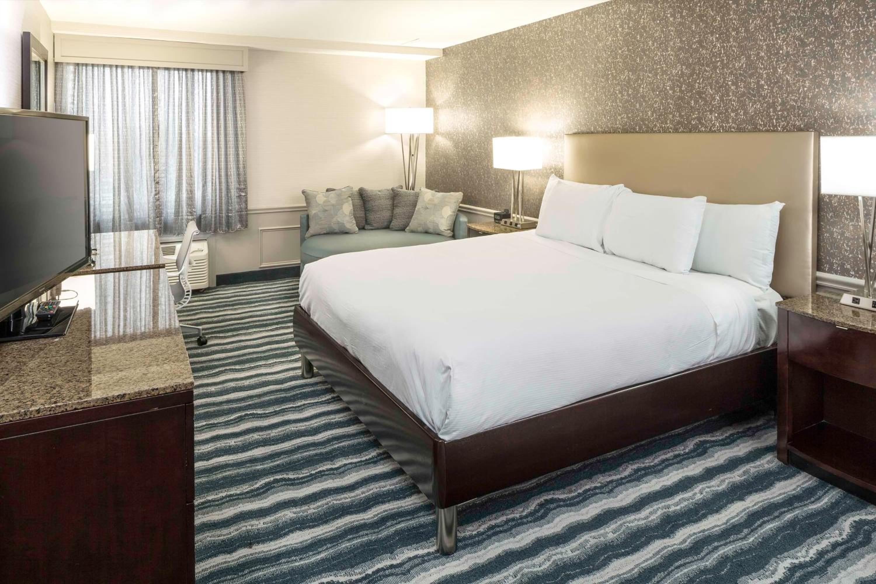King Room with Roll-In Shower - Mobility and Hearing Accessible - Photo 2