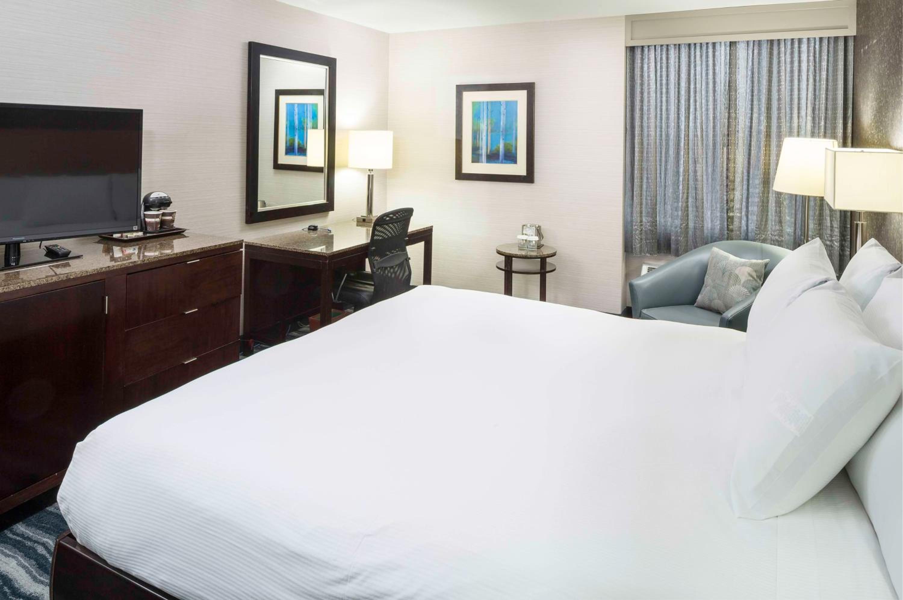 King Room with Roll-In Shower - Mobility and Hearing Accessible - Photo 7