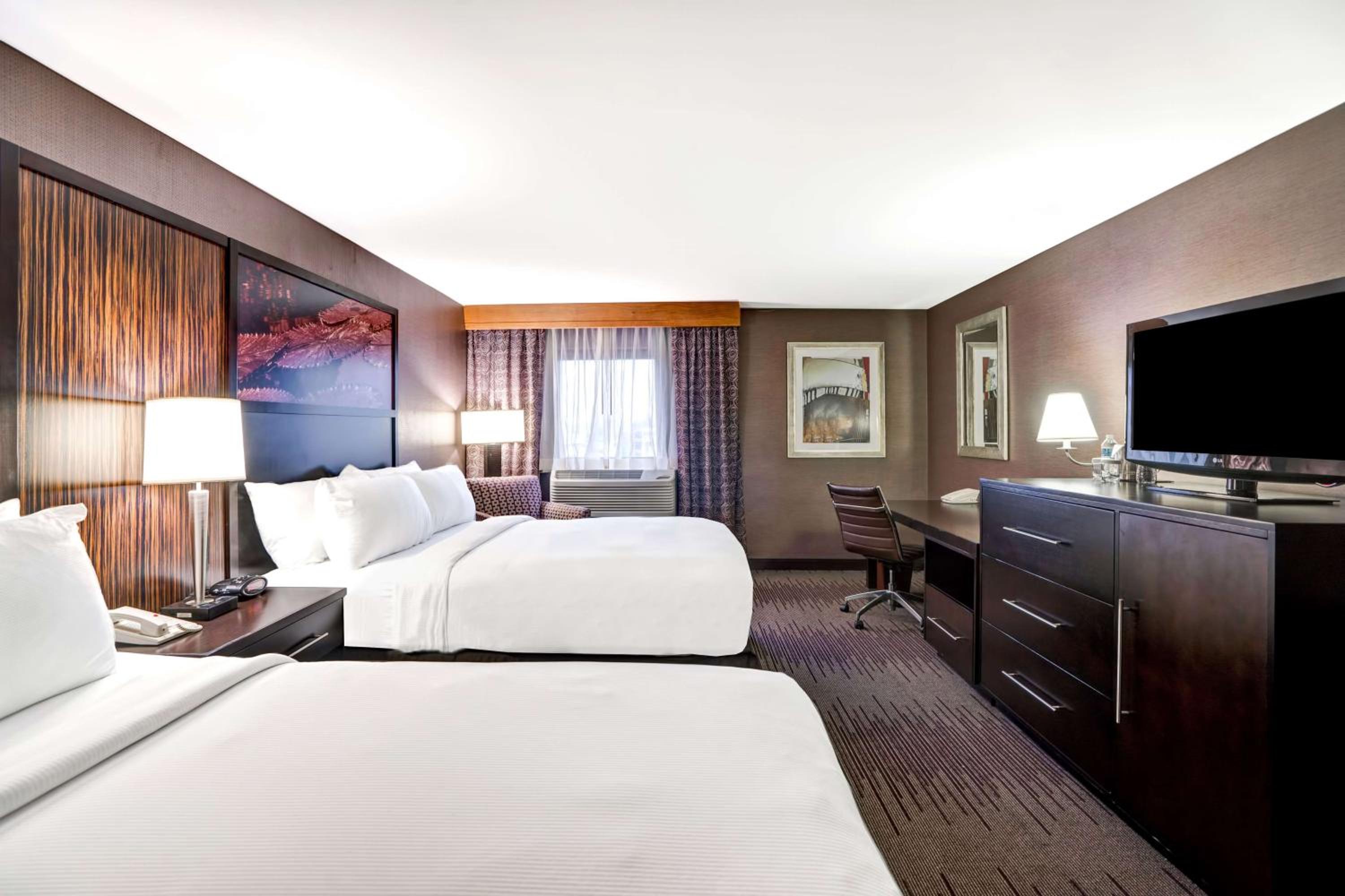 Queen Room with Two Queen Beds - Photo 4