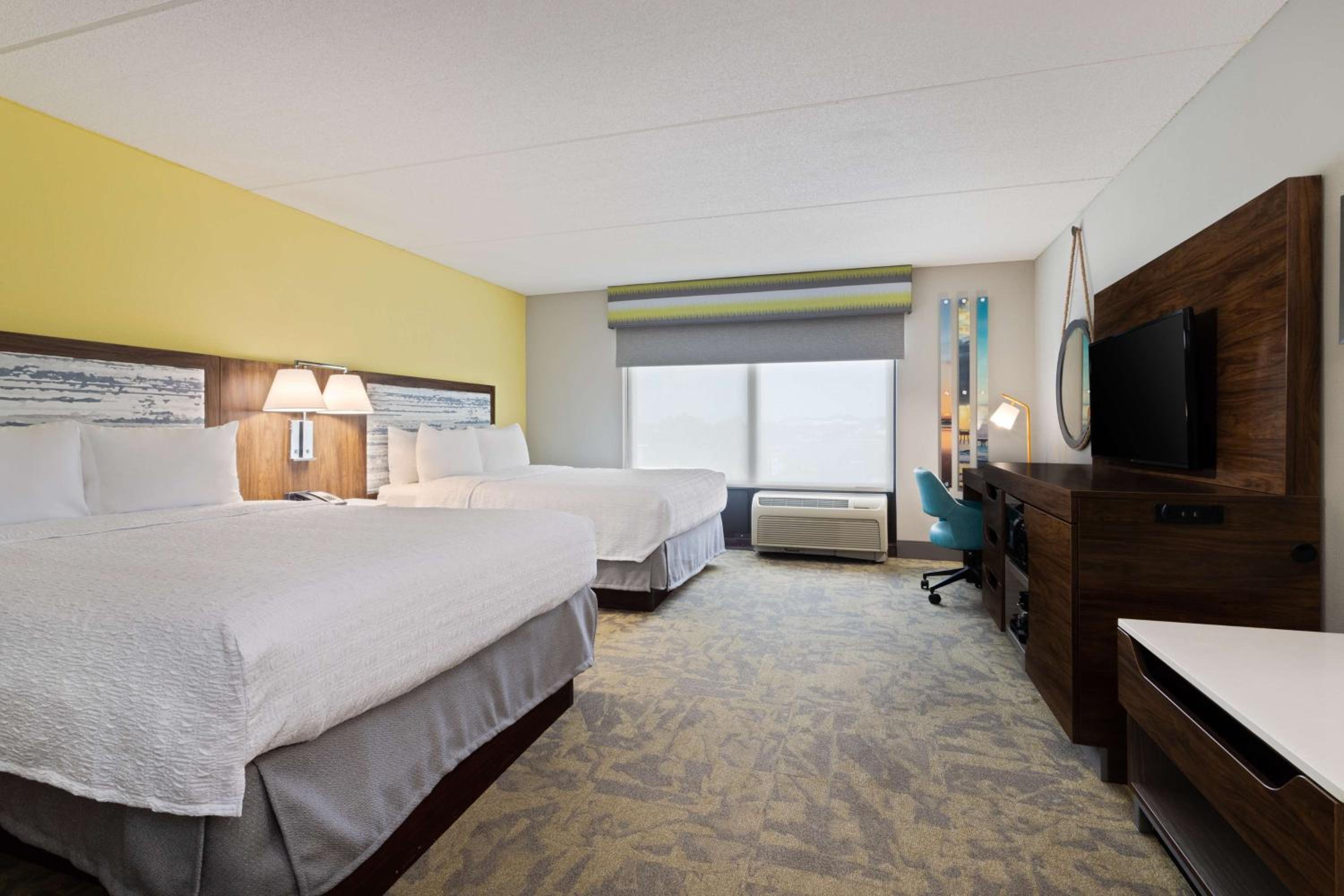Double Room with Two Queen Beds and Bath Tub - Mobility Access - Photo 1