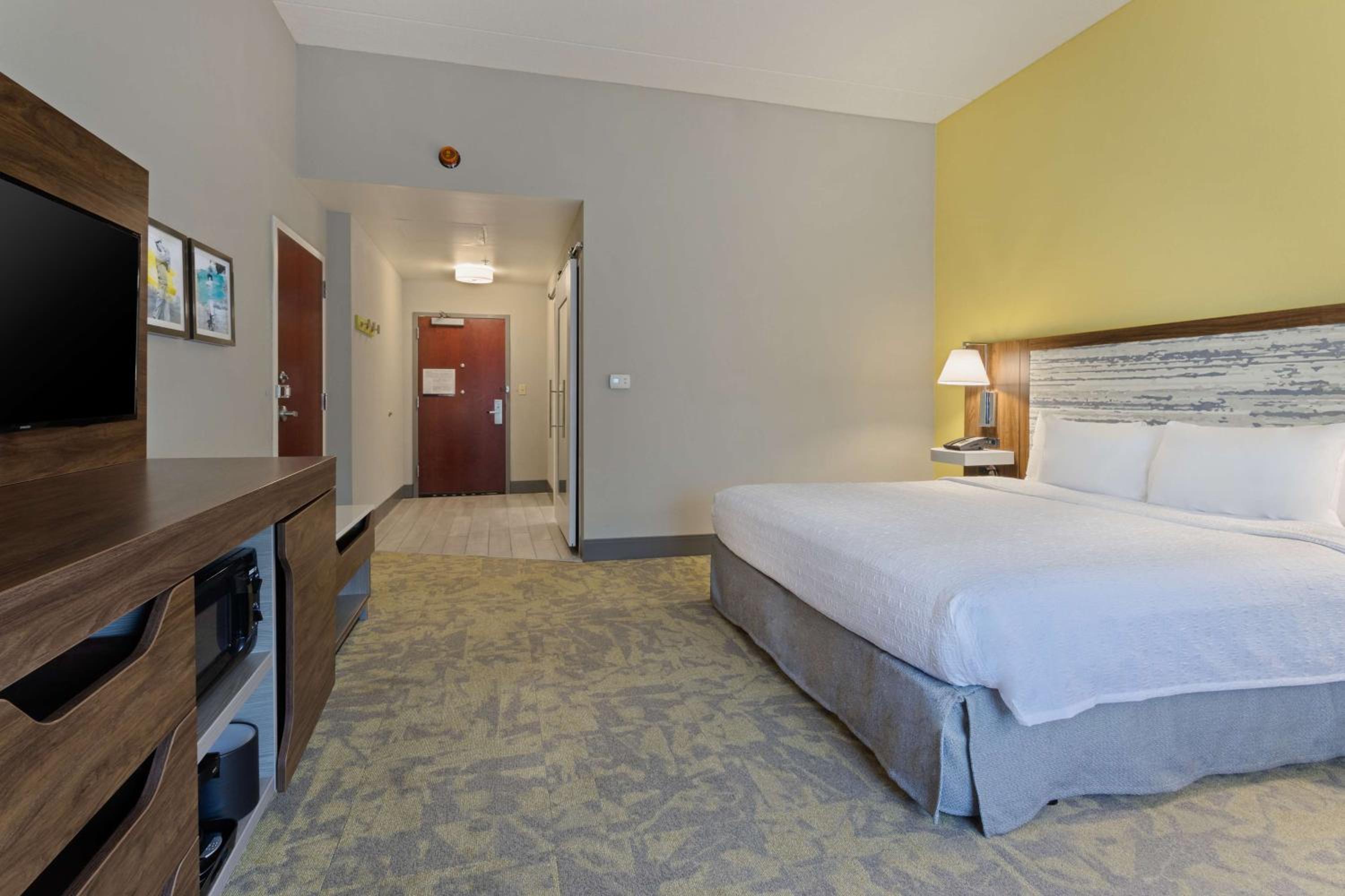 King Room with Roll-In Shower - Mobility Access/Non-Smoking - Photo 2