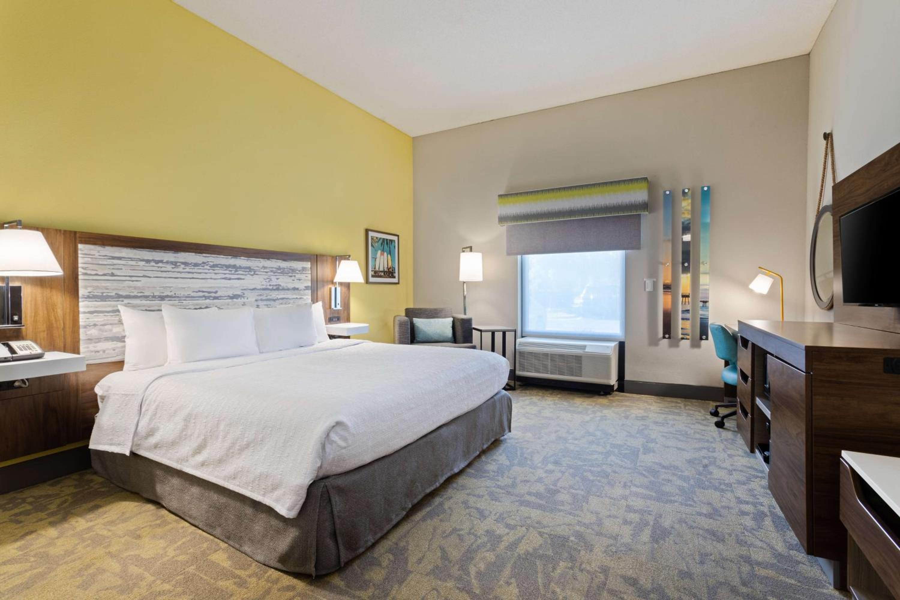 King Room with Roll-In Shower - Mobility Access/Non-Smoking - Photo 1