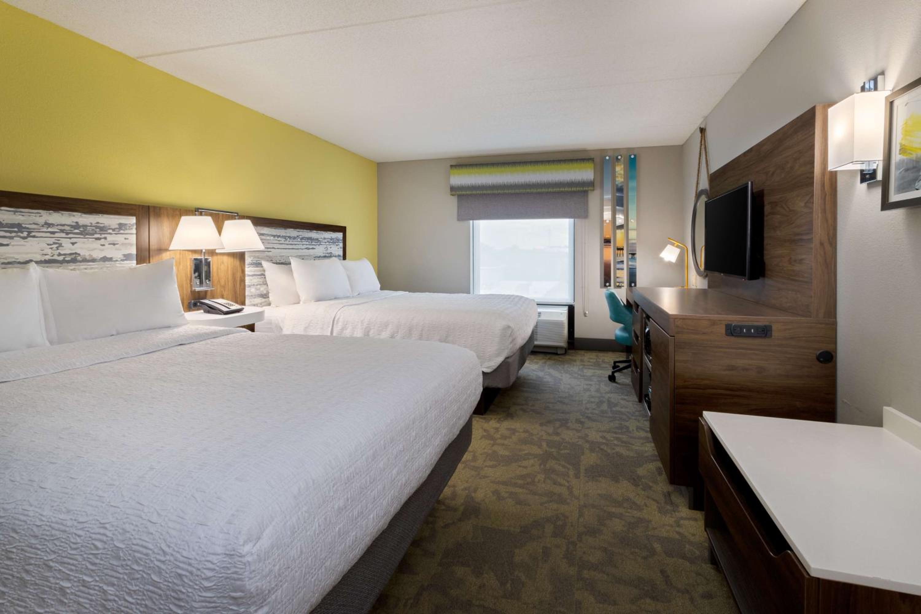 Room with Two Queen Beds - Non-Smoking - Photo 1