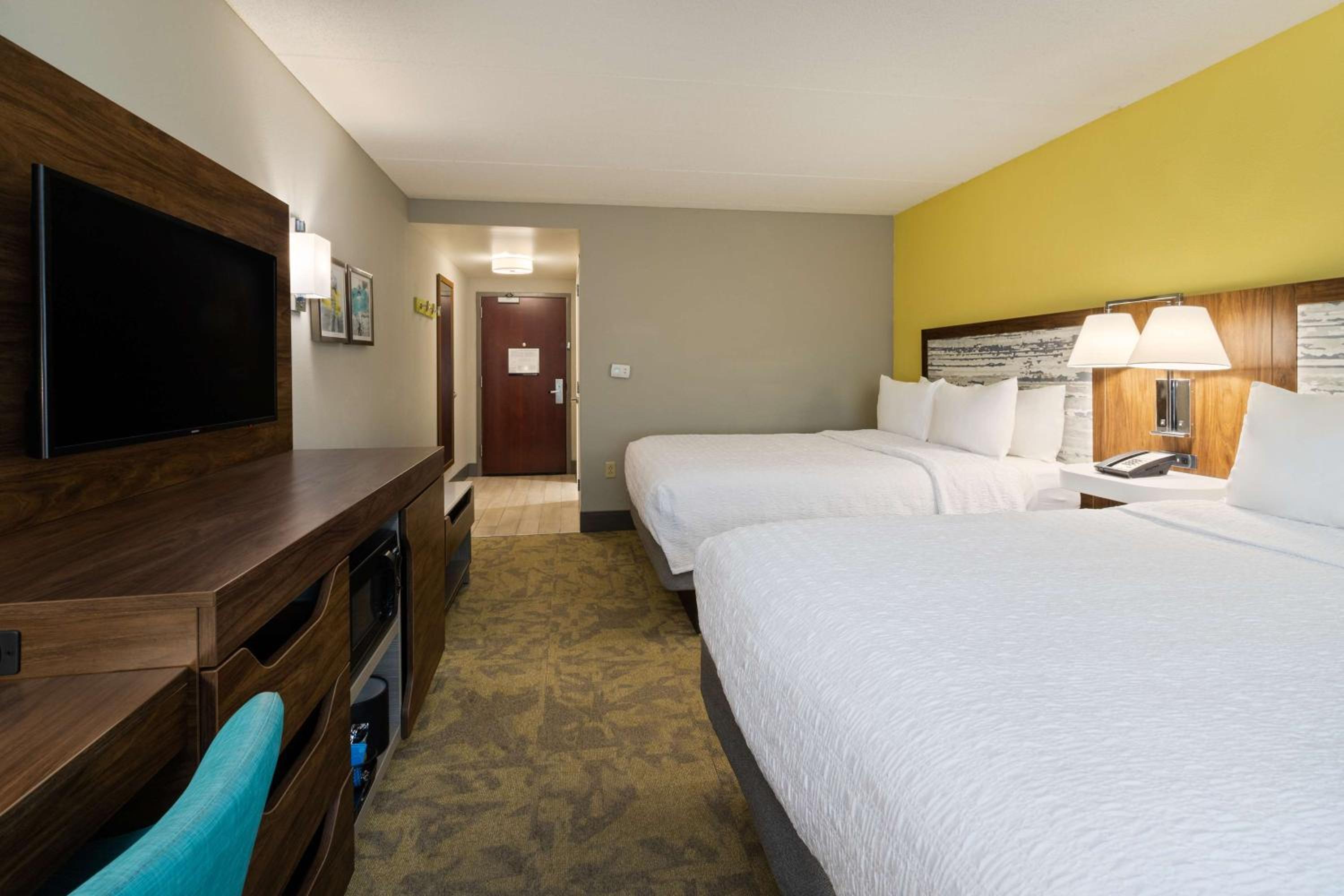 Room with Two Queen Beds - Non-Smoking - Photo 3