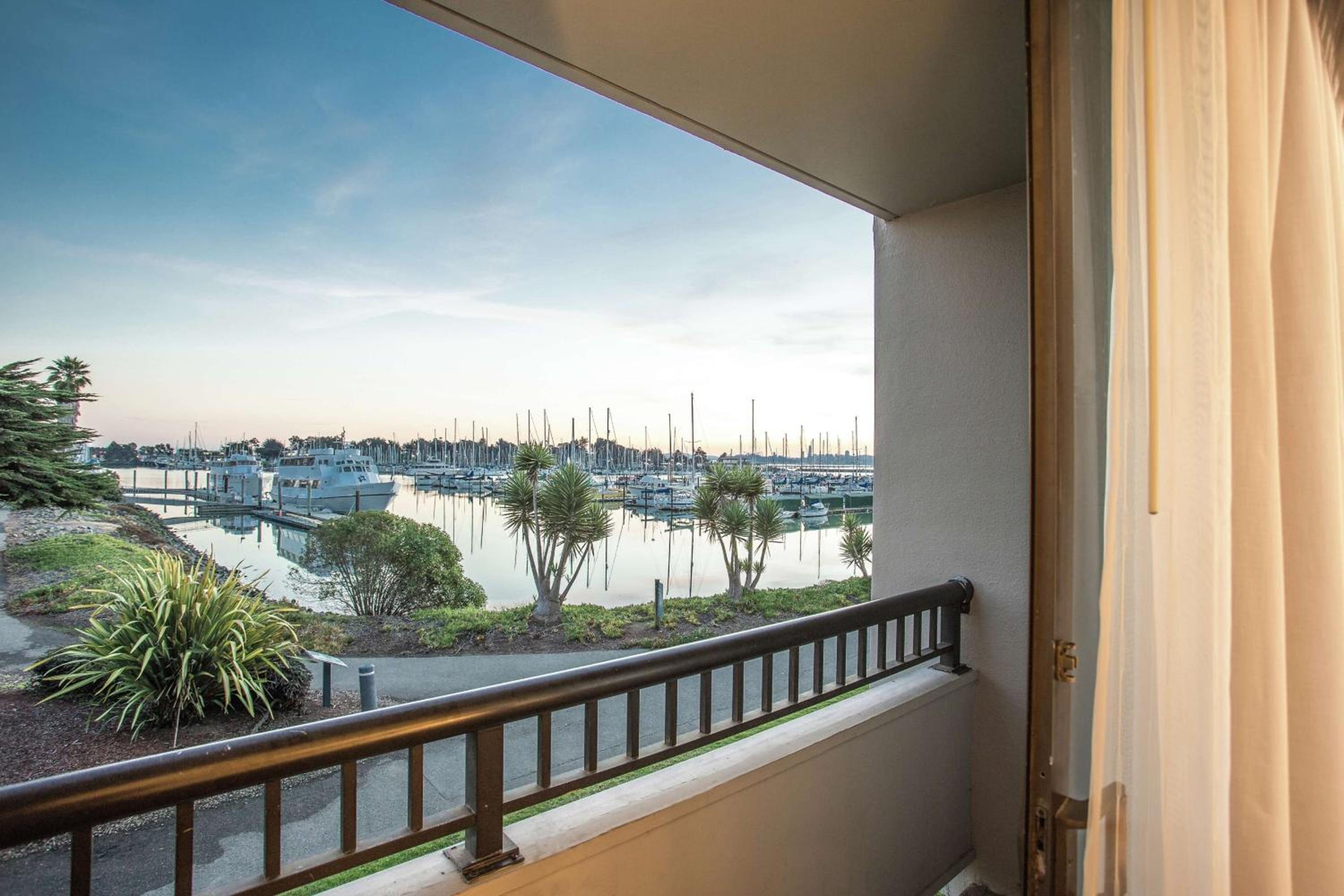 Non-Smoking Double Room with Marina View - Photo 4