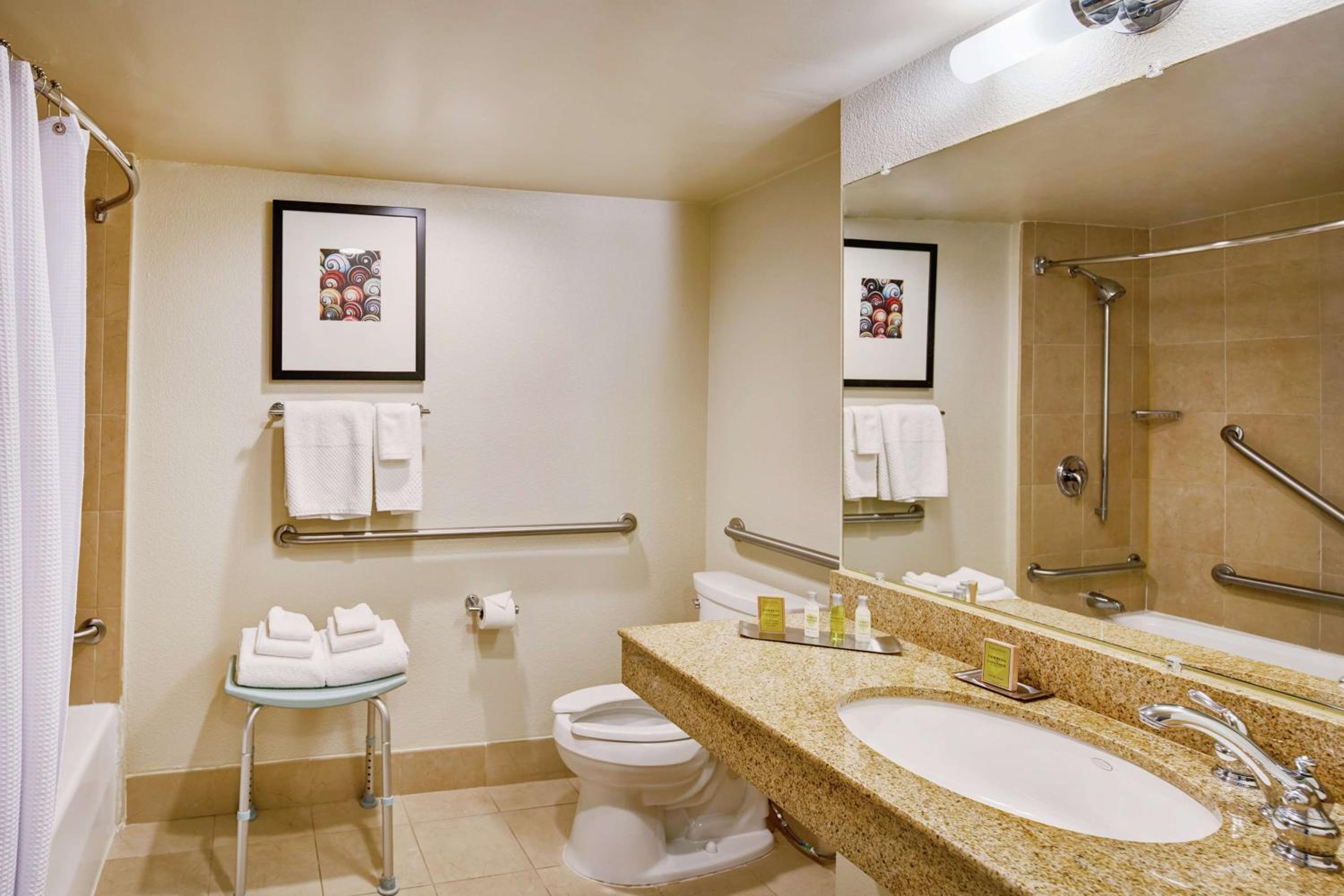 King Room with Bath Tub - Disability Access/Non-Smoking  - Photo 2