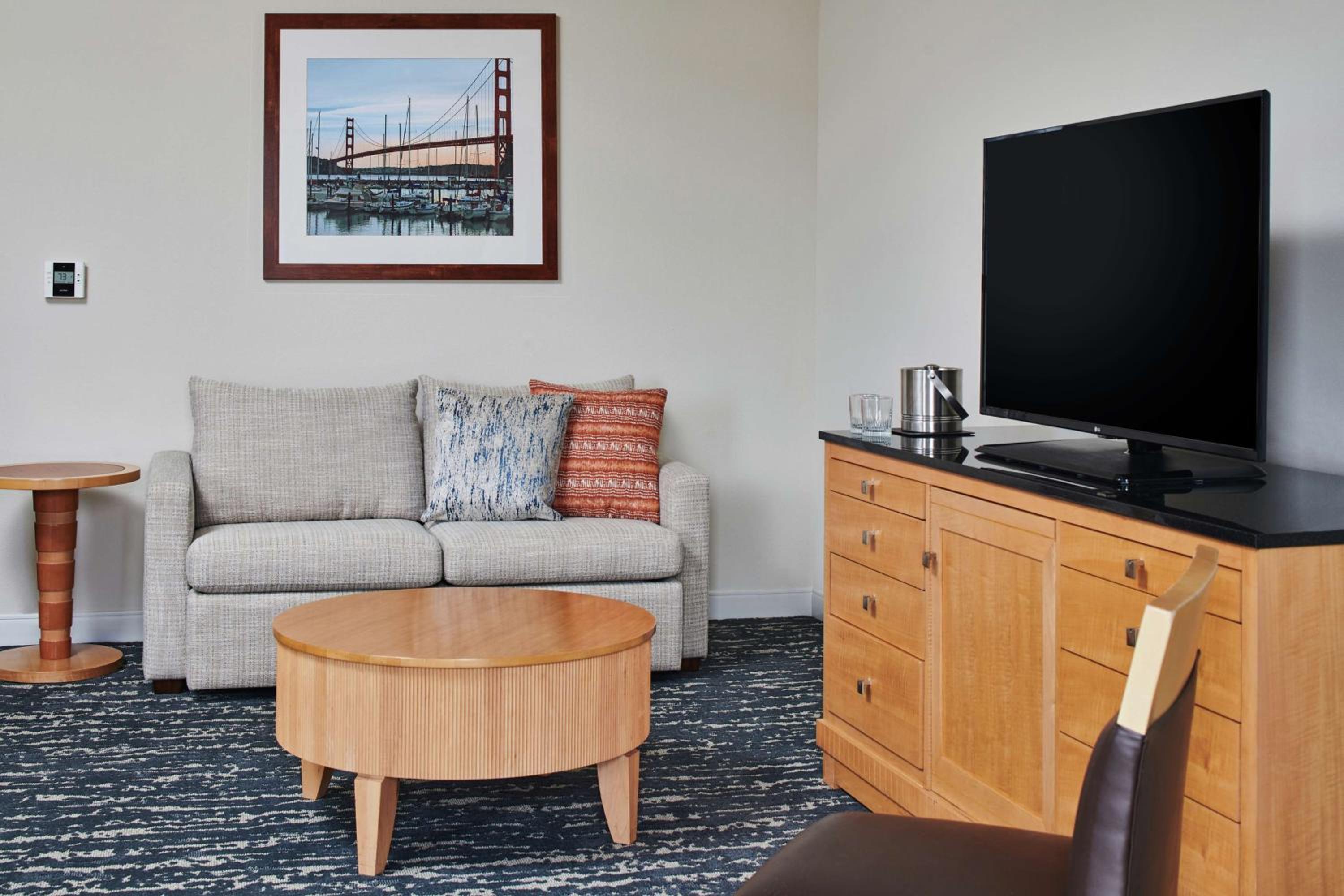 Premium King Room - Photo 3