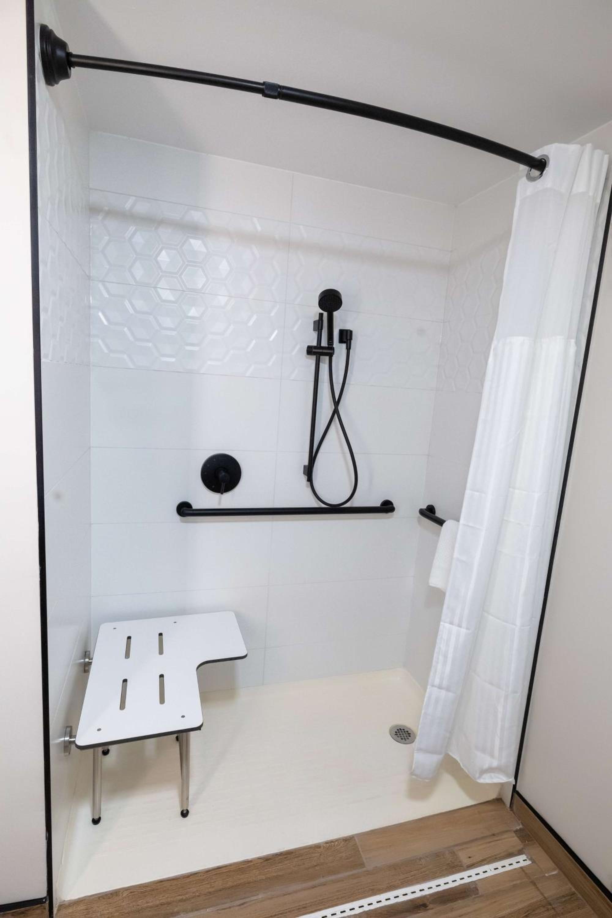 King Room With Roll-In Shower - Mobility And Hearing Access - Photo 8