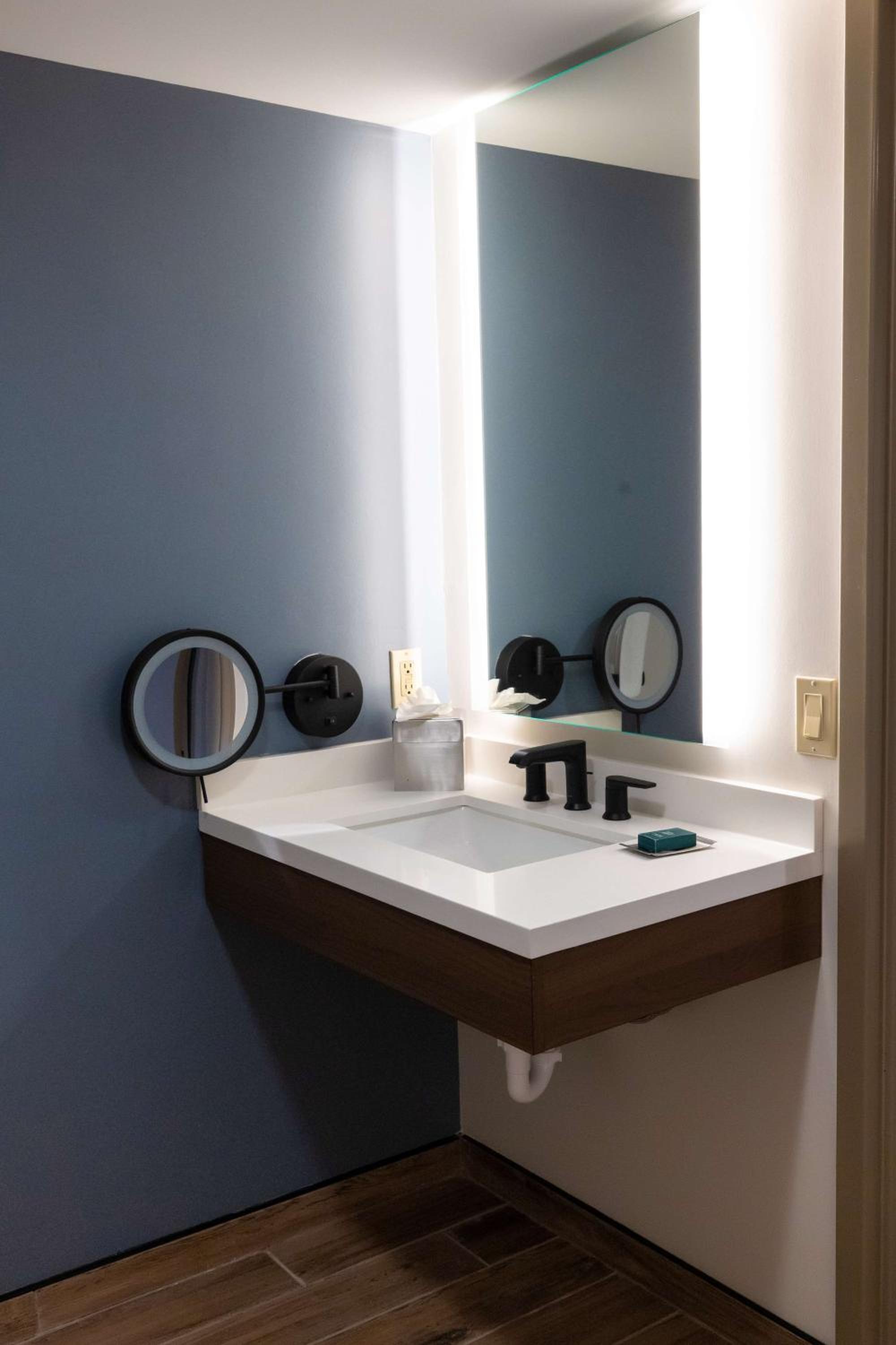 King Room with Bath Tub - Mobility Access - Photo 10