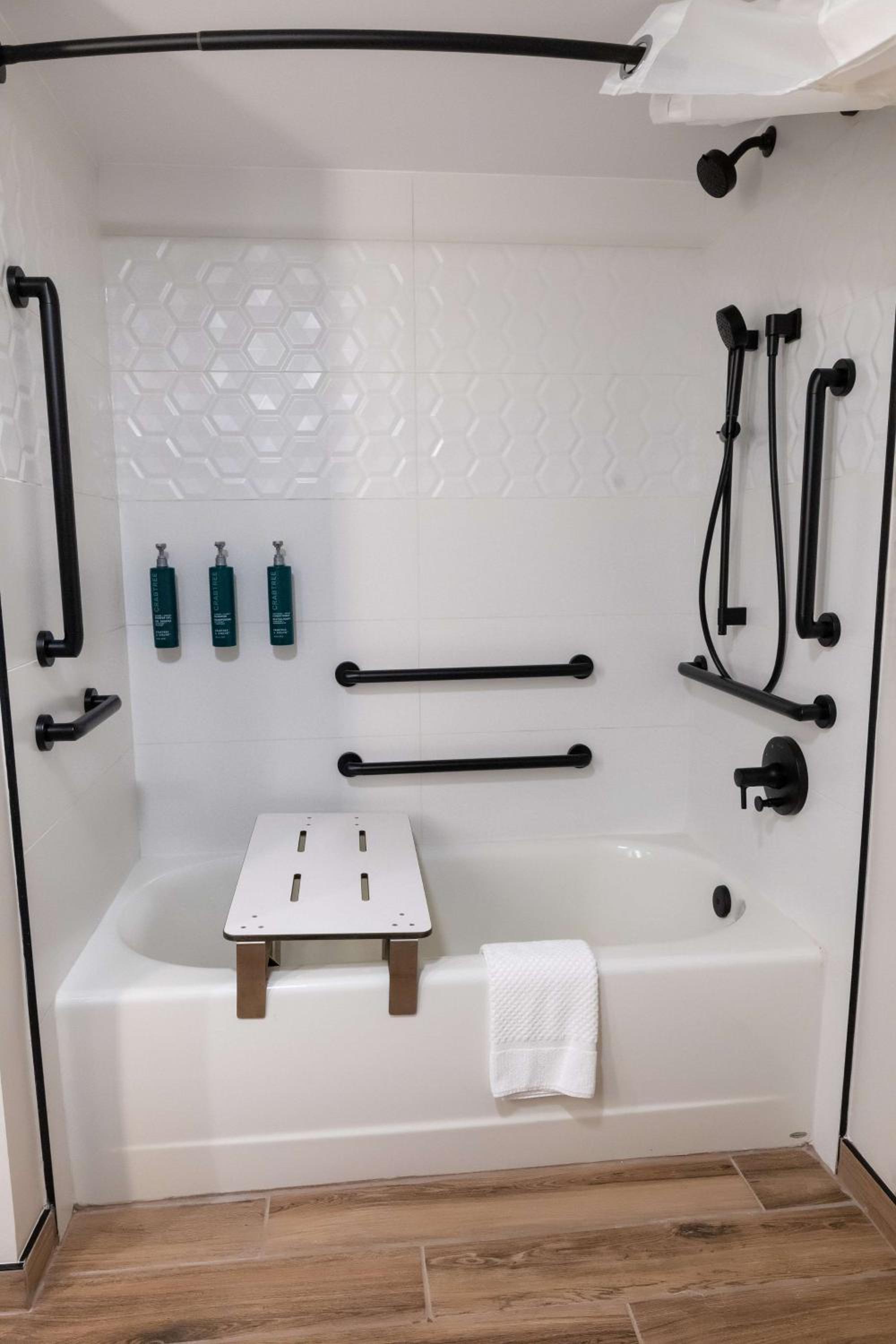 King Room with Bath Tub - Mobility Access - Photo 2