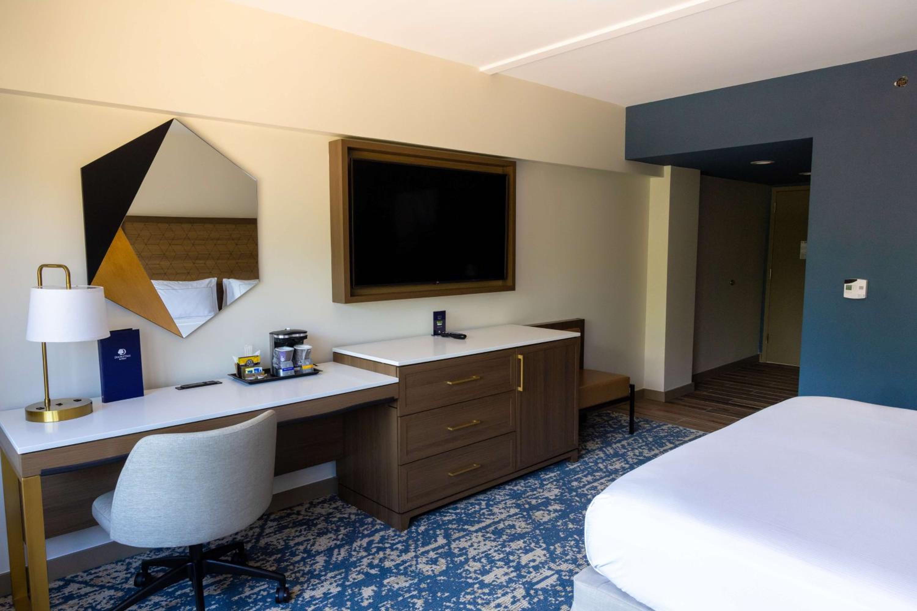 King Room with Bath Tub - Mobility Access - Photo 5