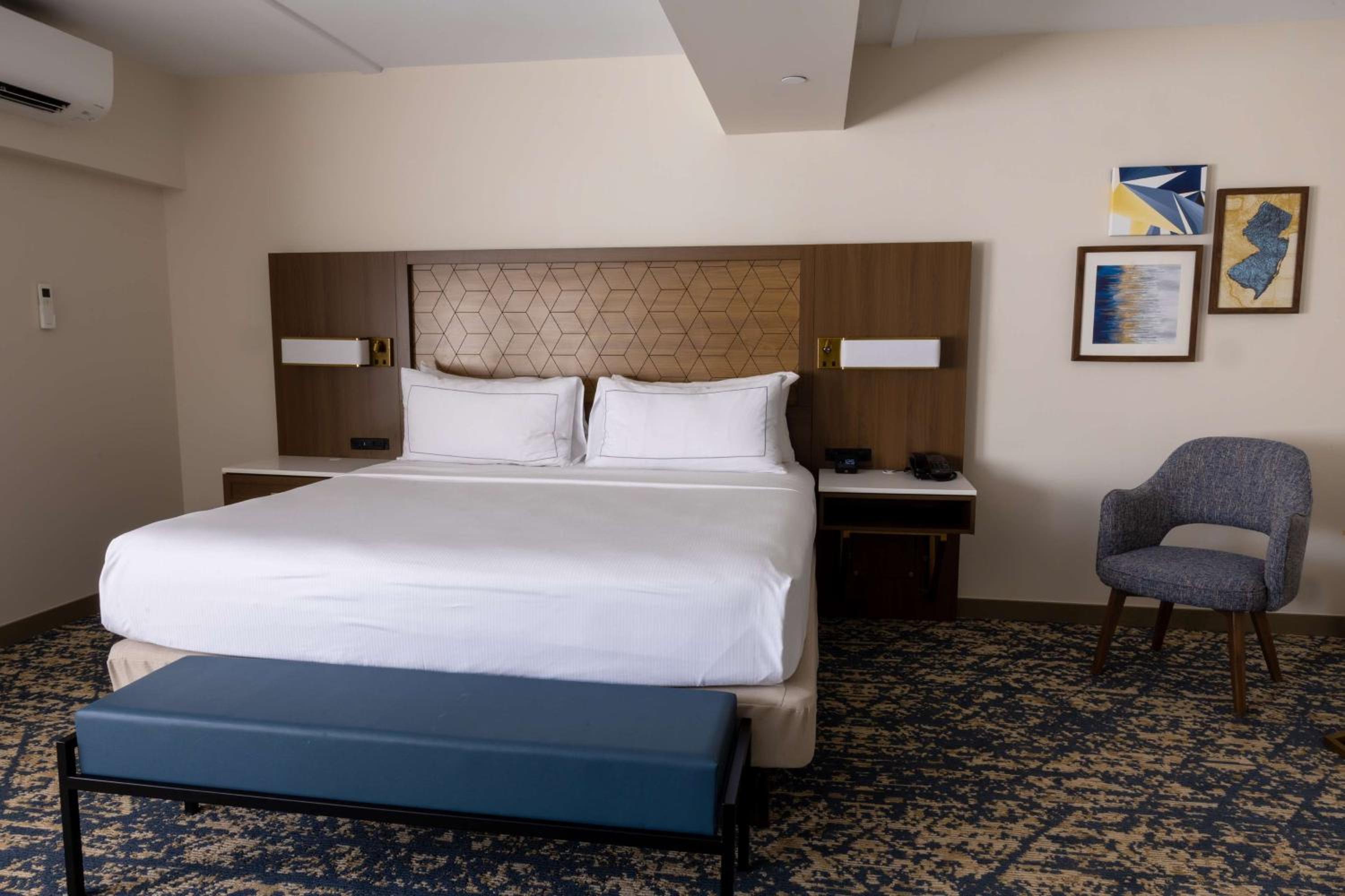 Junior King Suite with Seating Area - Photo 8