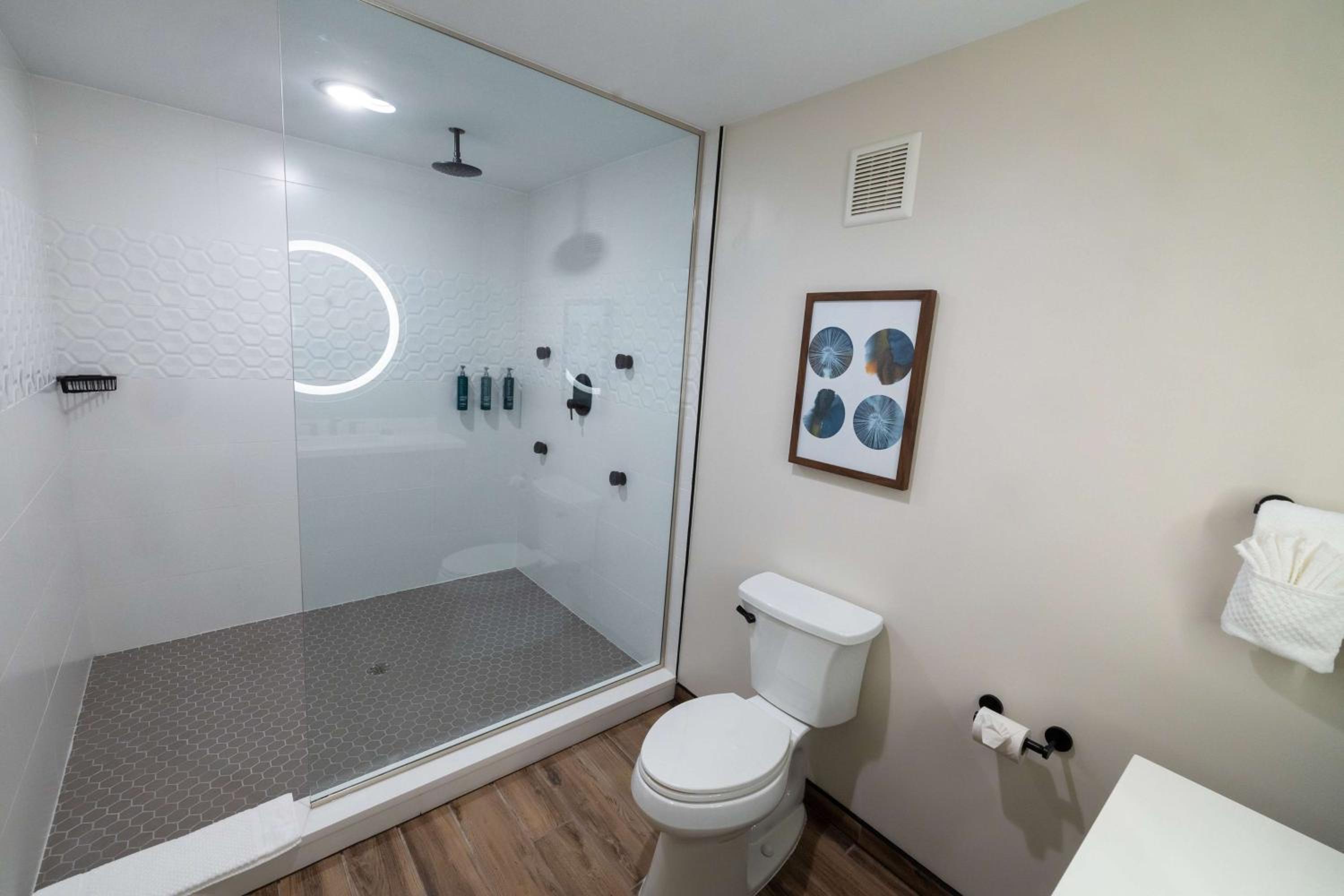 Junior King Suite with Seating Area - Photo 11