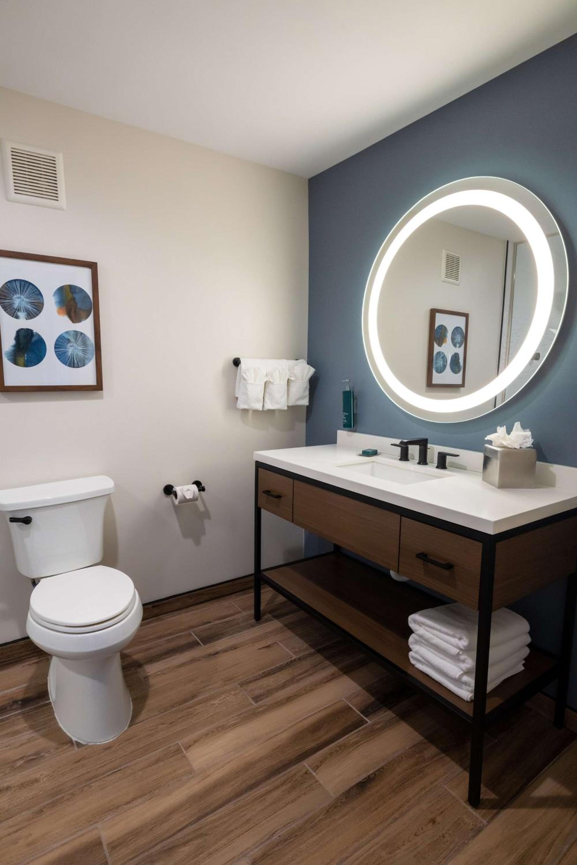Junior King Suite with Seating Area - Photo 12