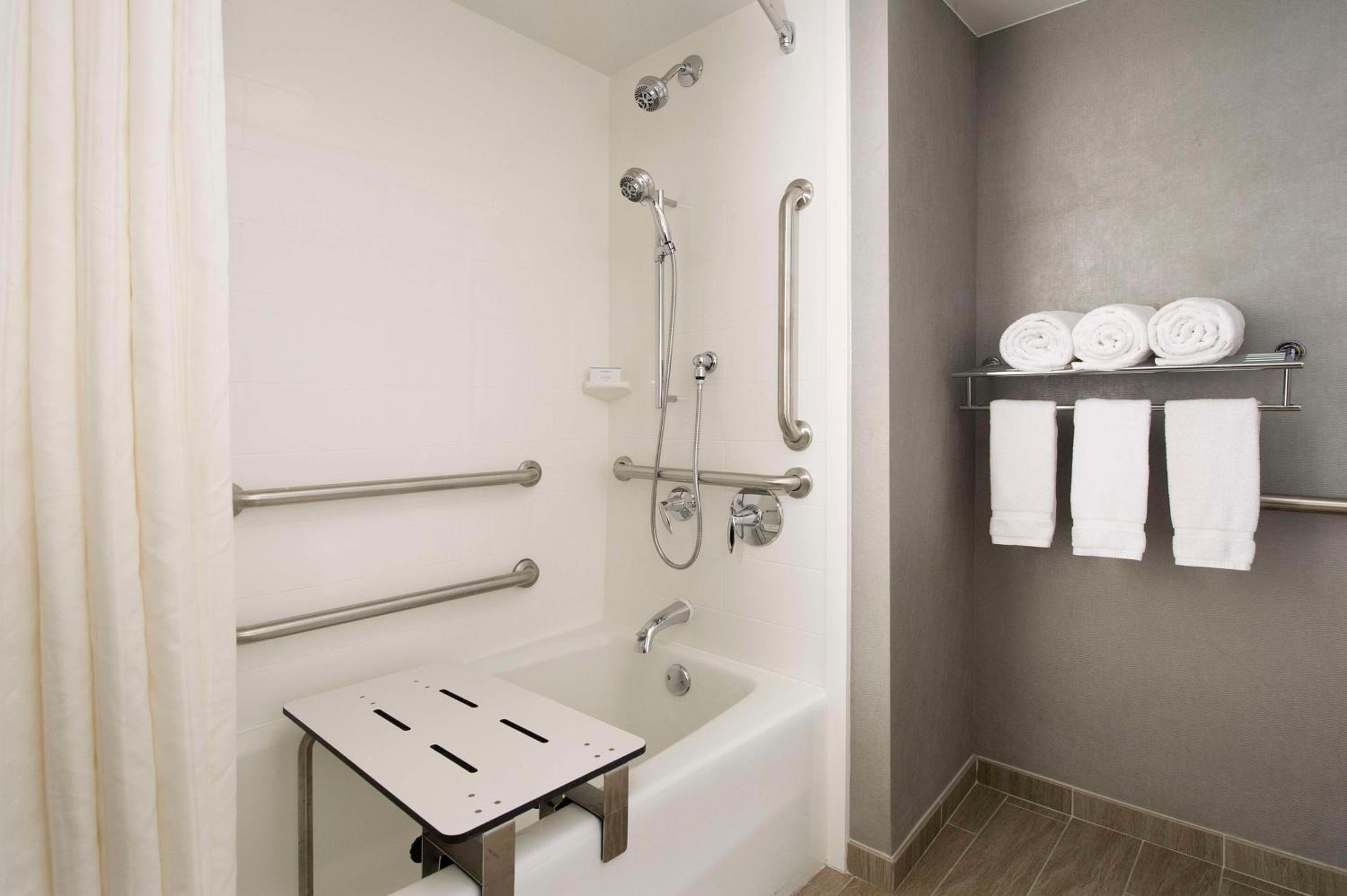 King Studio - Mobility Accessible/Non-Smoking - Photo 2