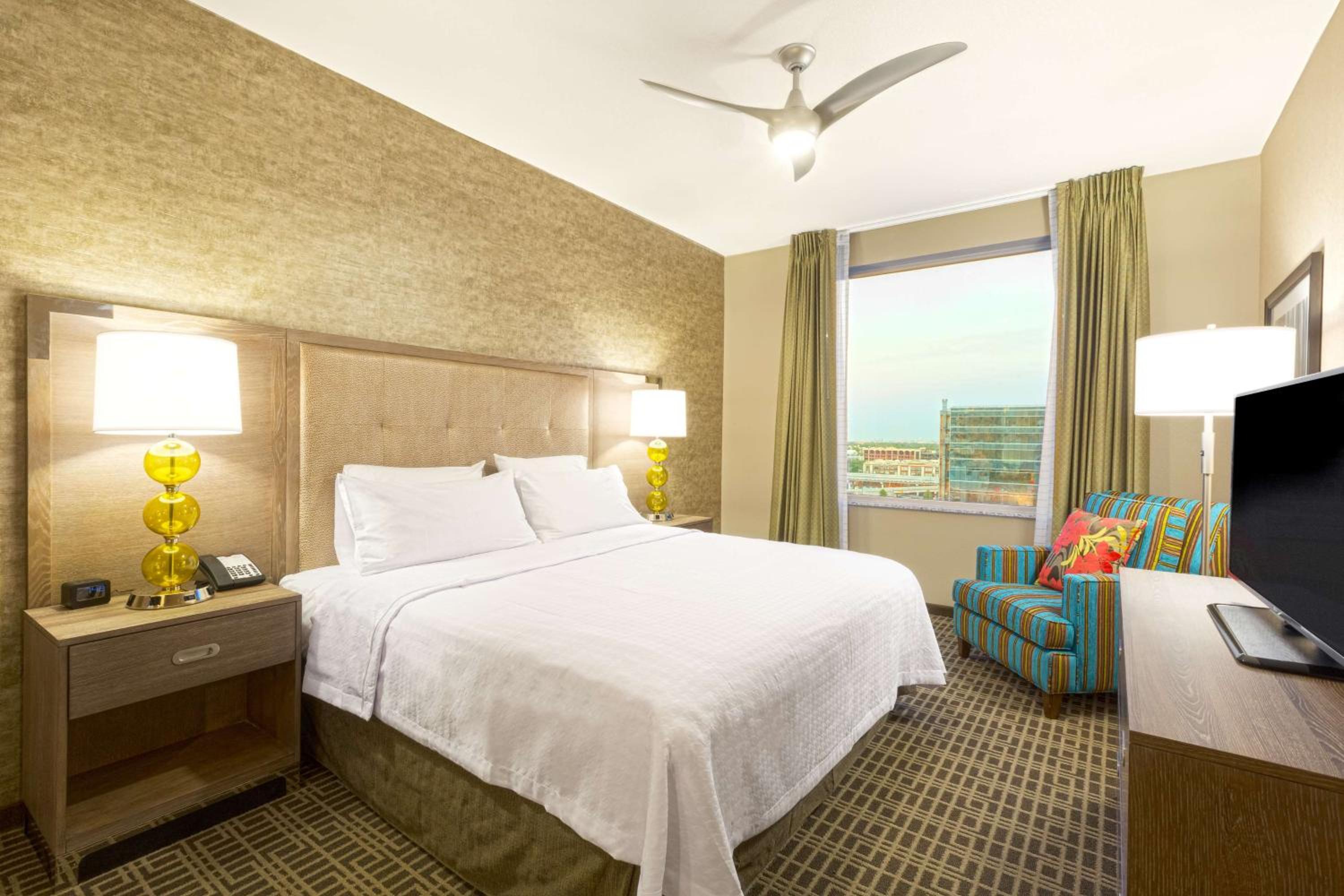 King Suite with Park View - Non-Smoking photo 3