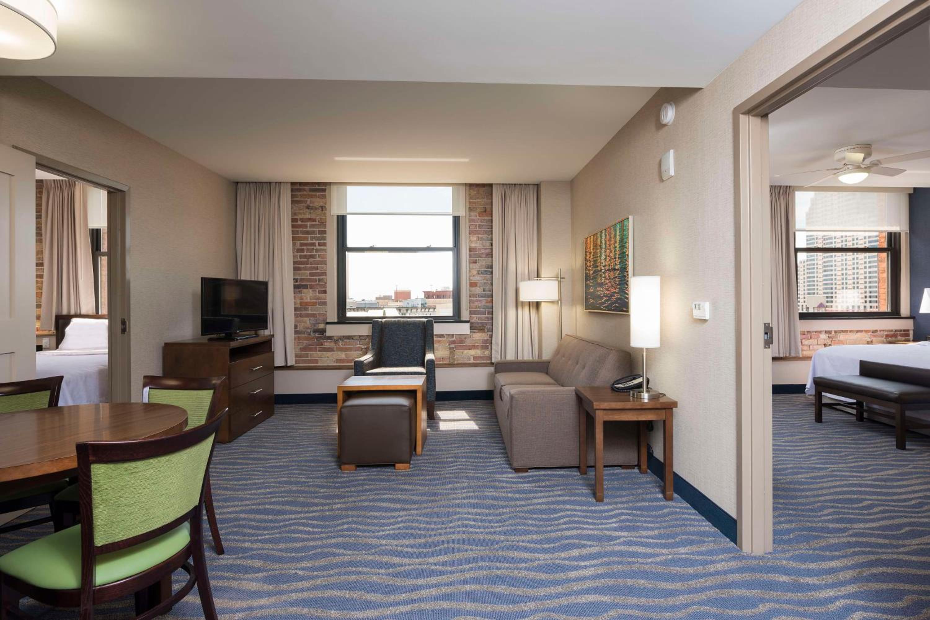 Two Bedroom Suite with One King Bed and Two Queen Beds with City View photo 2