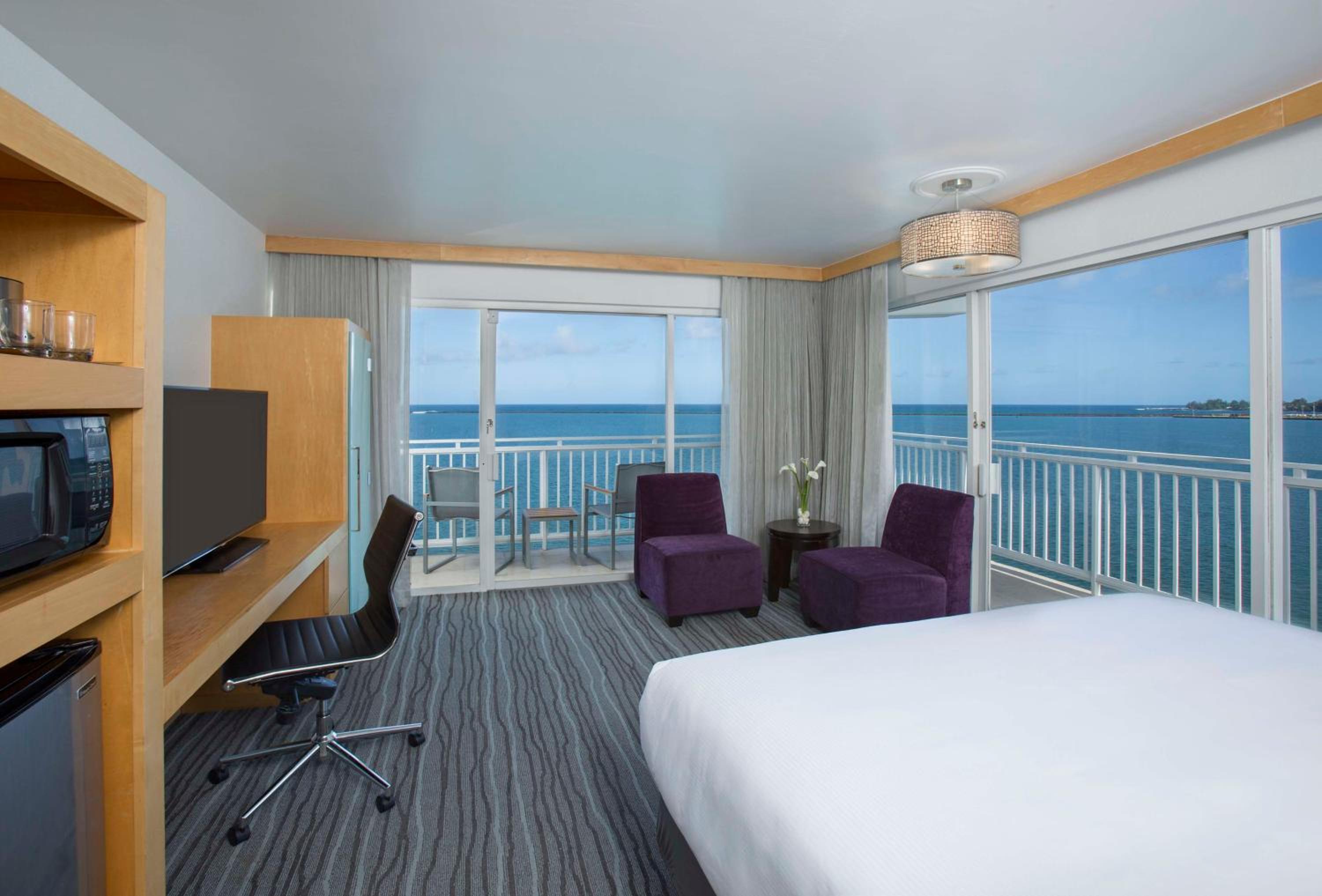 King Oceanfront Corner Room With Lanai - Photo 1