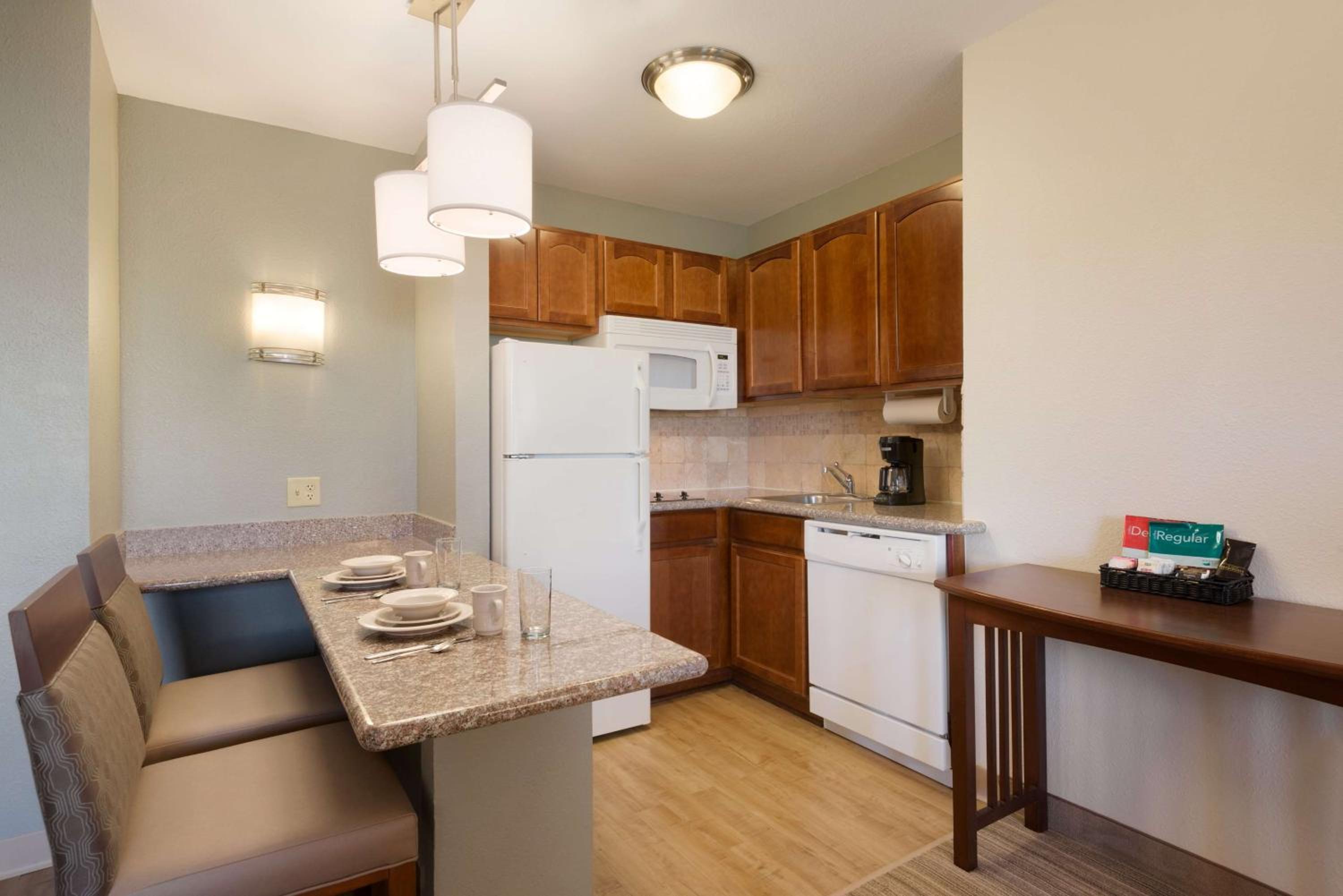 One-Bedroom Queen Suite with Two Queen Beds - Non-Smoking - Photo 4