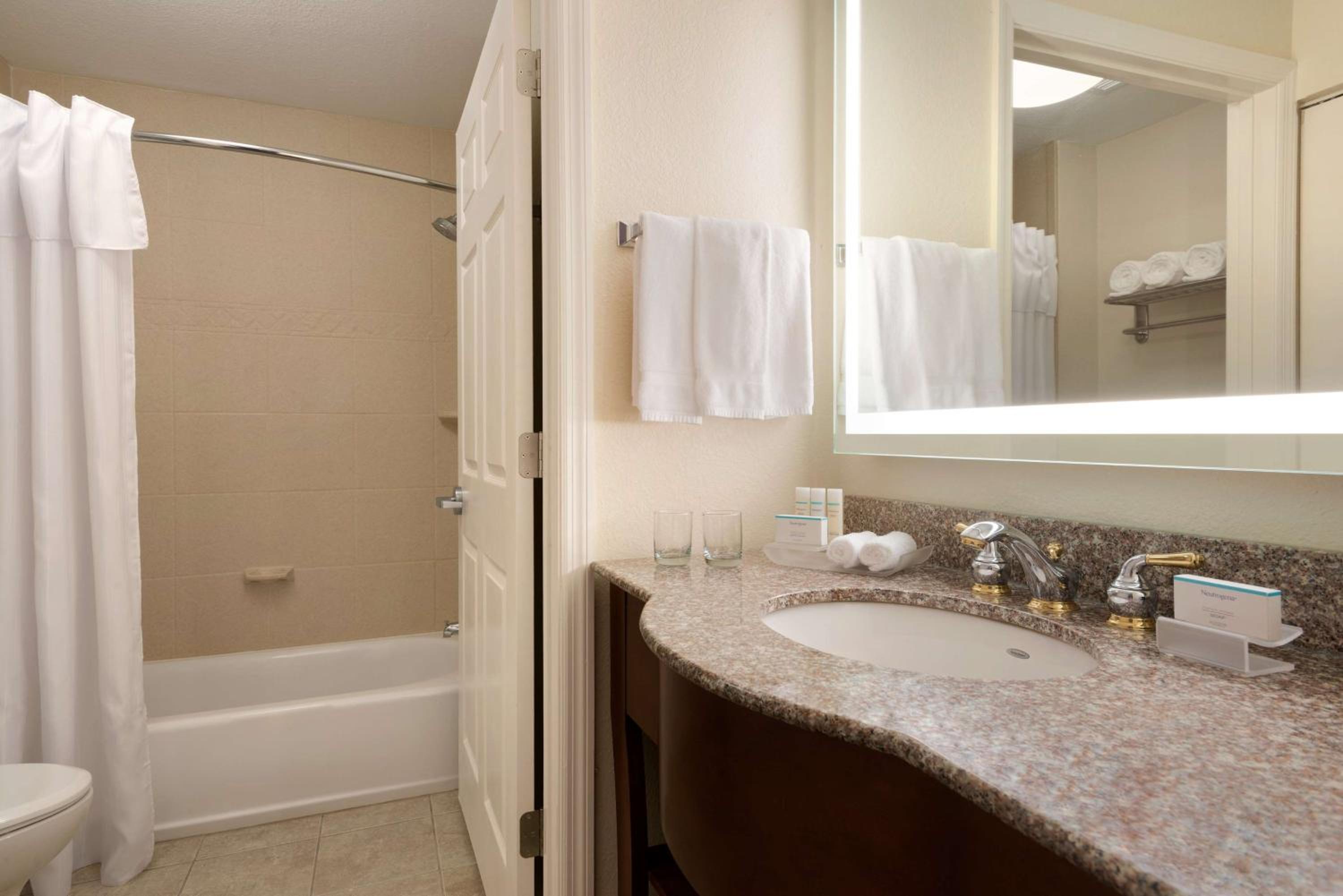 King Studio Suite - Non-Smoking - Photo 3