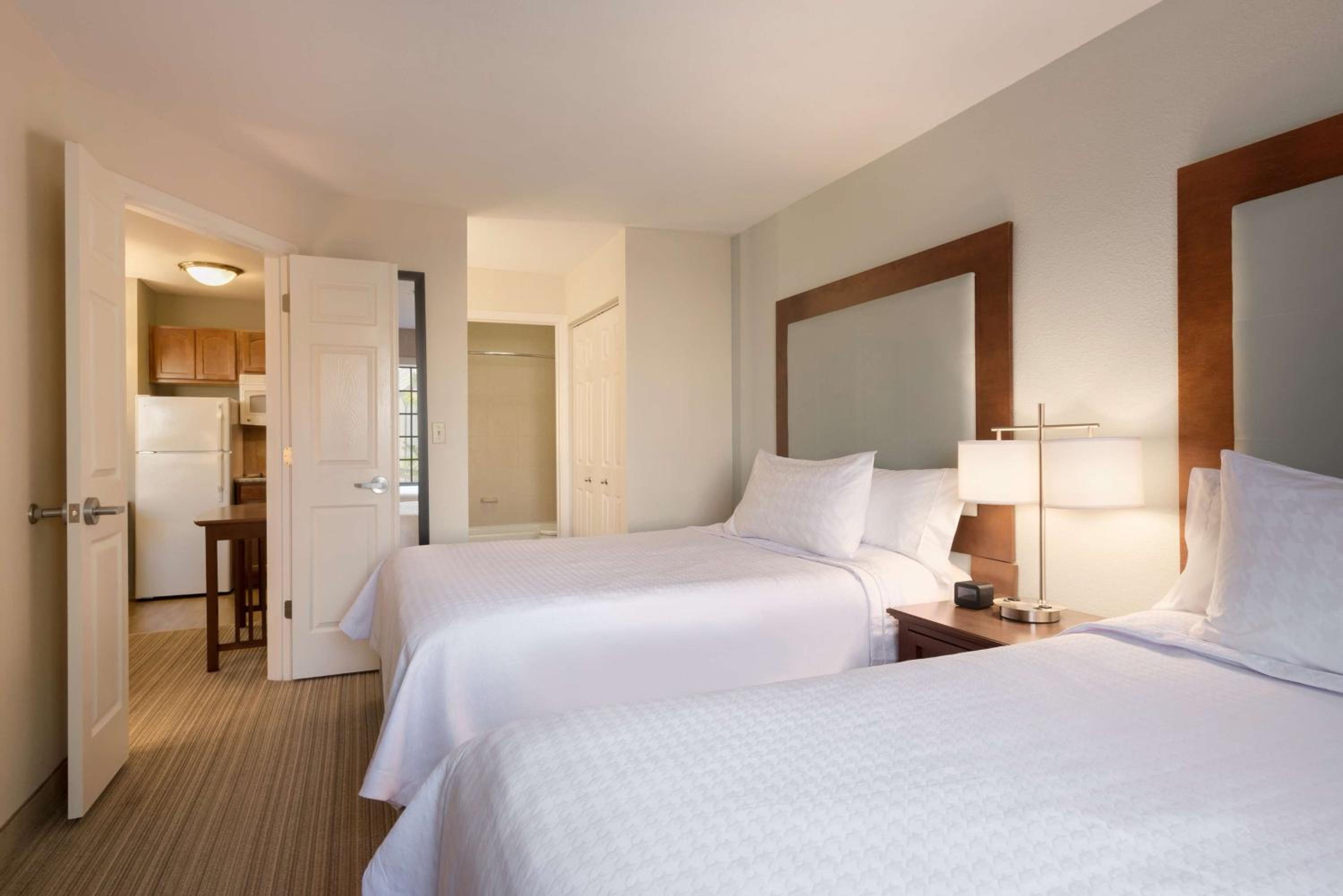 One-Bedroom Queen Suite with Two Queen Beds - Non-Smoking - Photo 2