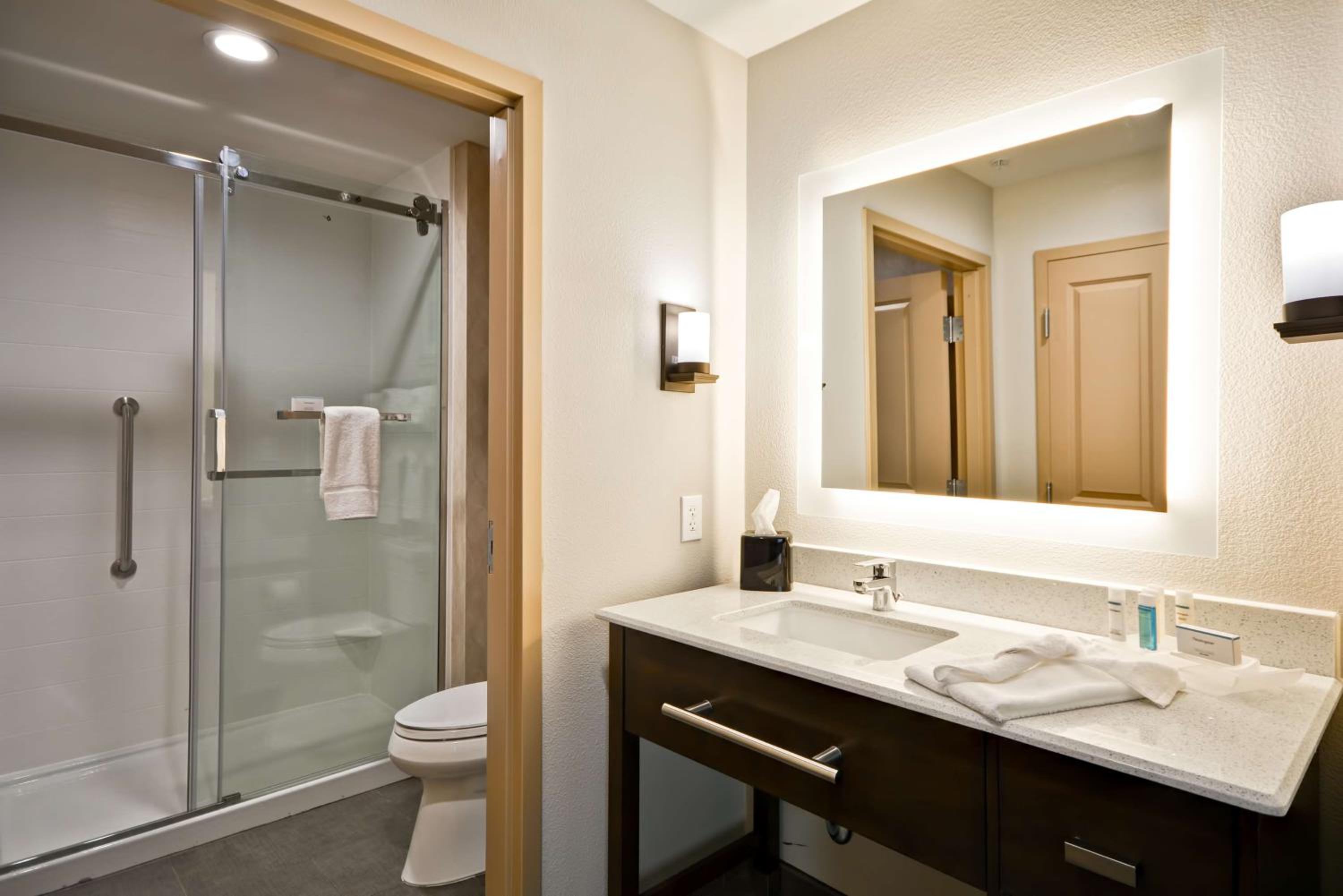 One-Bedroom Queen Suite with Two Queen Beds photo 3