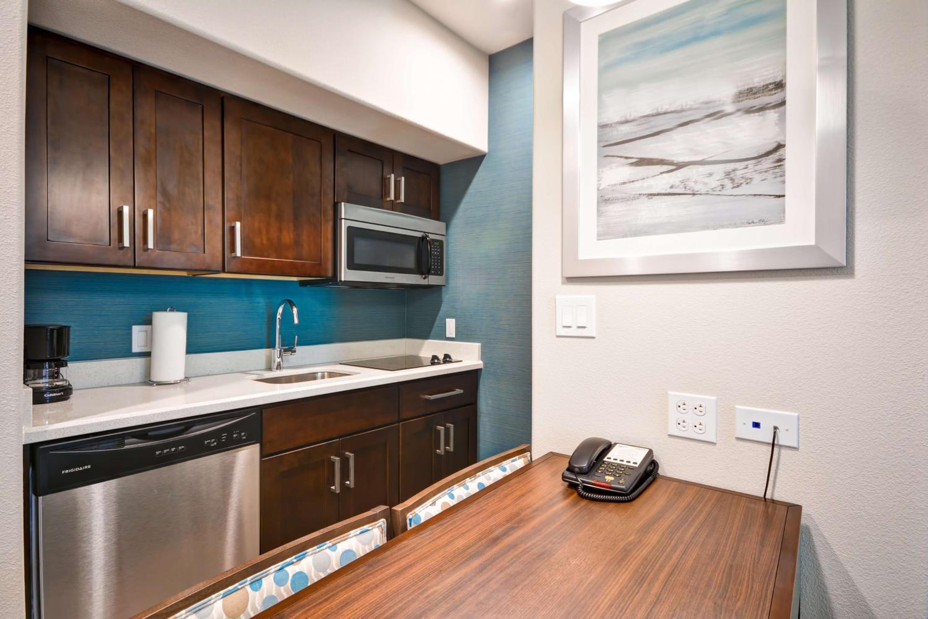 One-Bedroom Queen Suite with Two Queen Beds photo 2