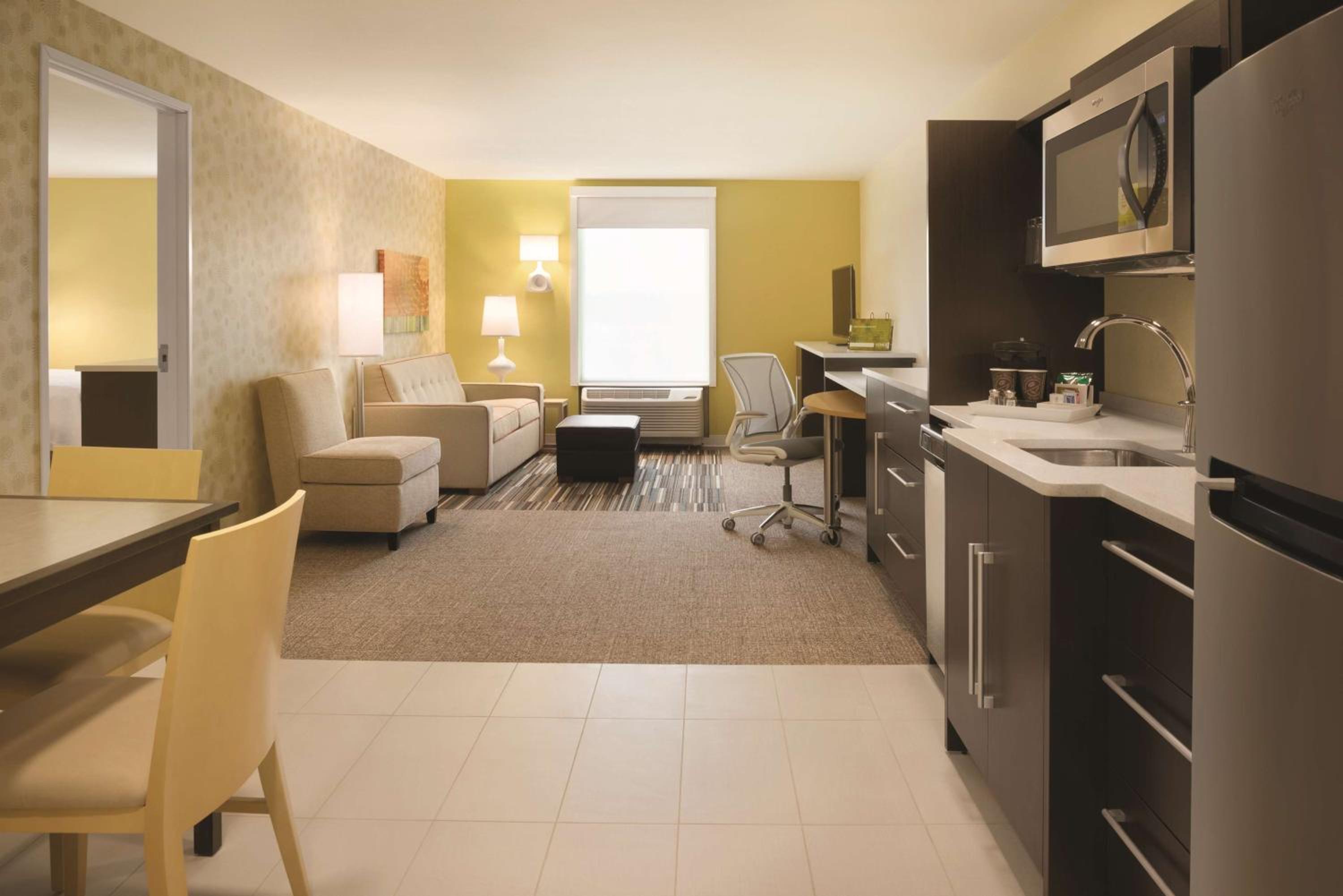 One-Bedroom Queen Suite with Two Queen Beds - Non-Smoking