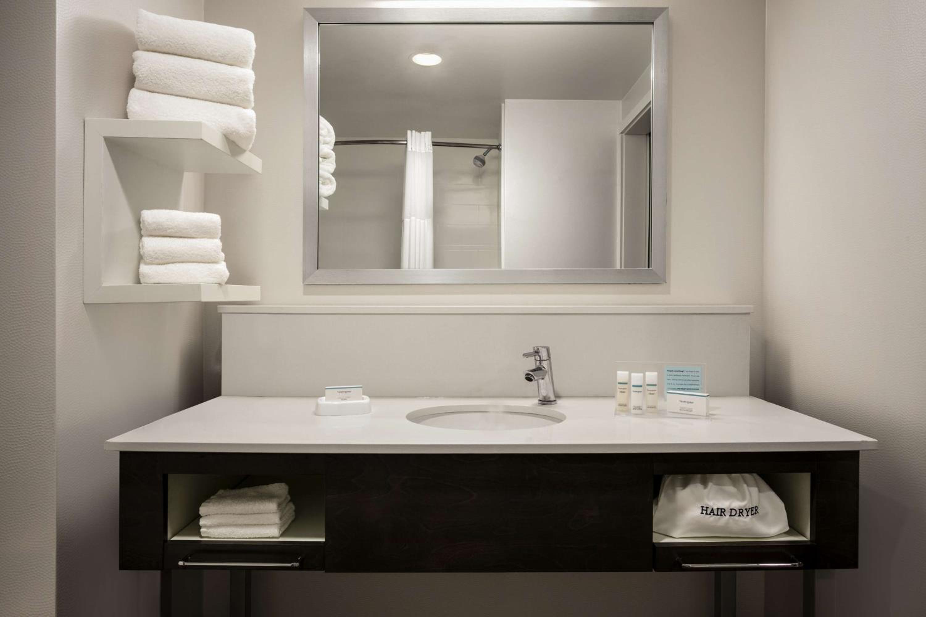 Queen Room with Two Queen Beds - Mobility and Hearing Access/Non-Smoking photo 3
