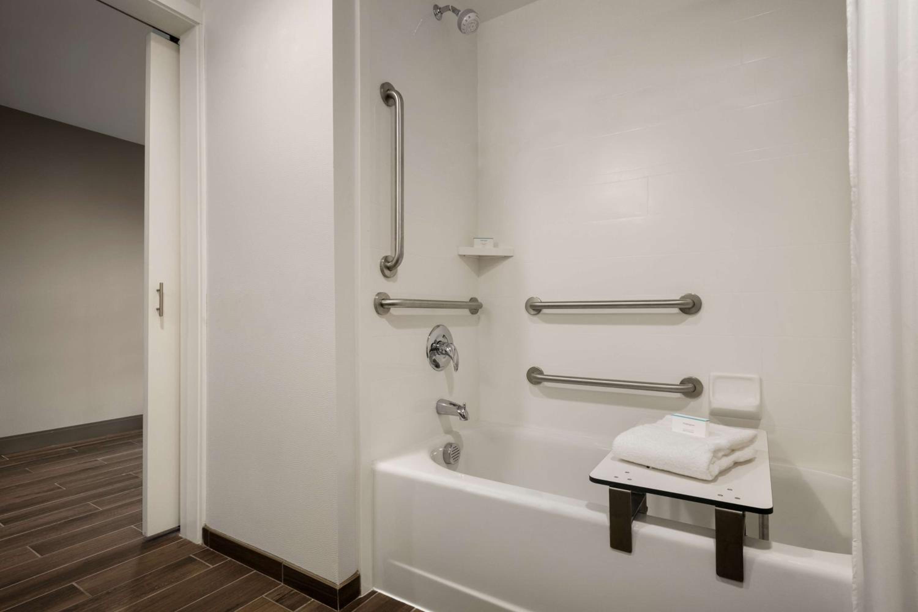 Queen Room with Two Queen Beds - Mobility Access/Non-Smoking photo 2
