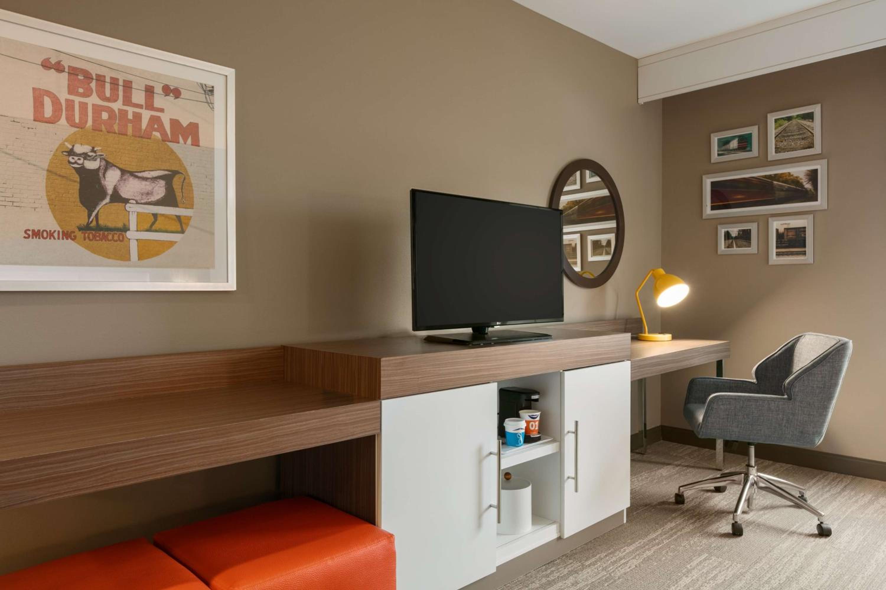 King Room with Roll-In Shower - Mobility and Hearing Access/Non-Smoking photo 3