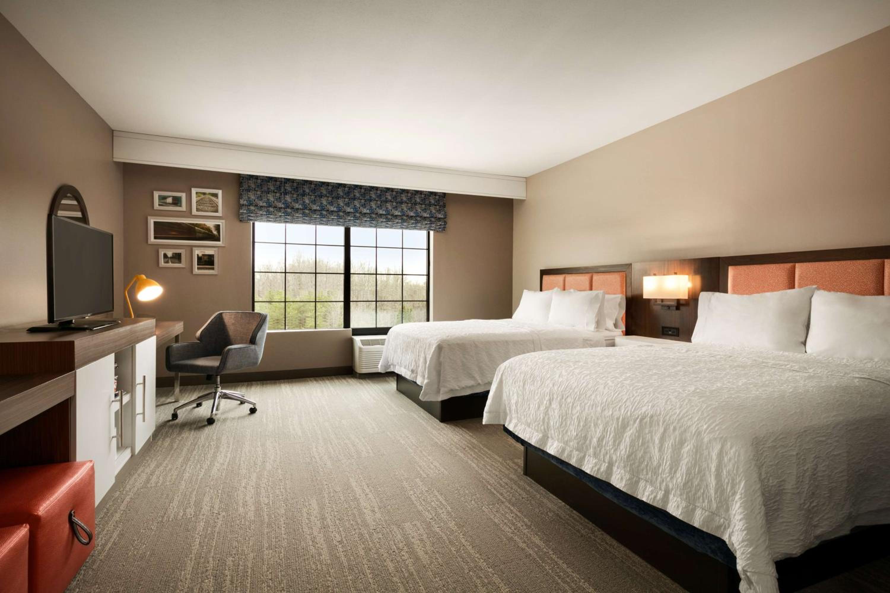 Queen Room with Two Queen Beds - Mobility and Hearing Access/Non-Smoking photo 2