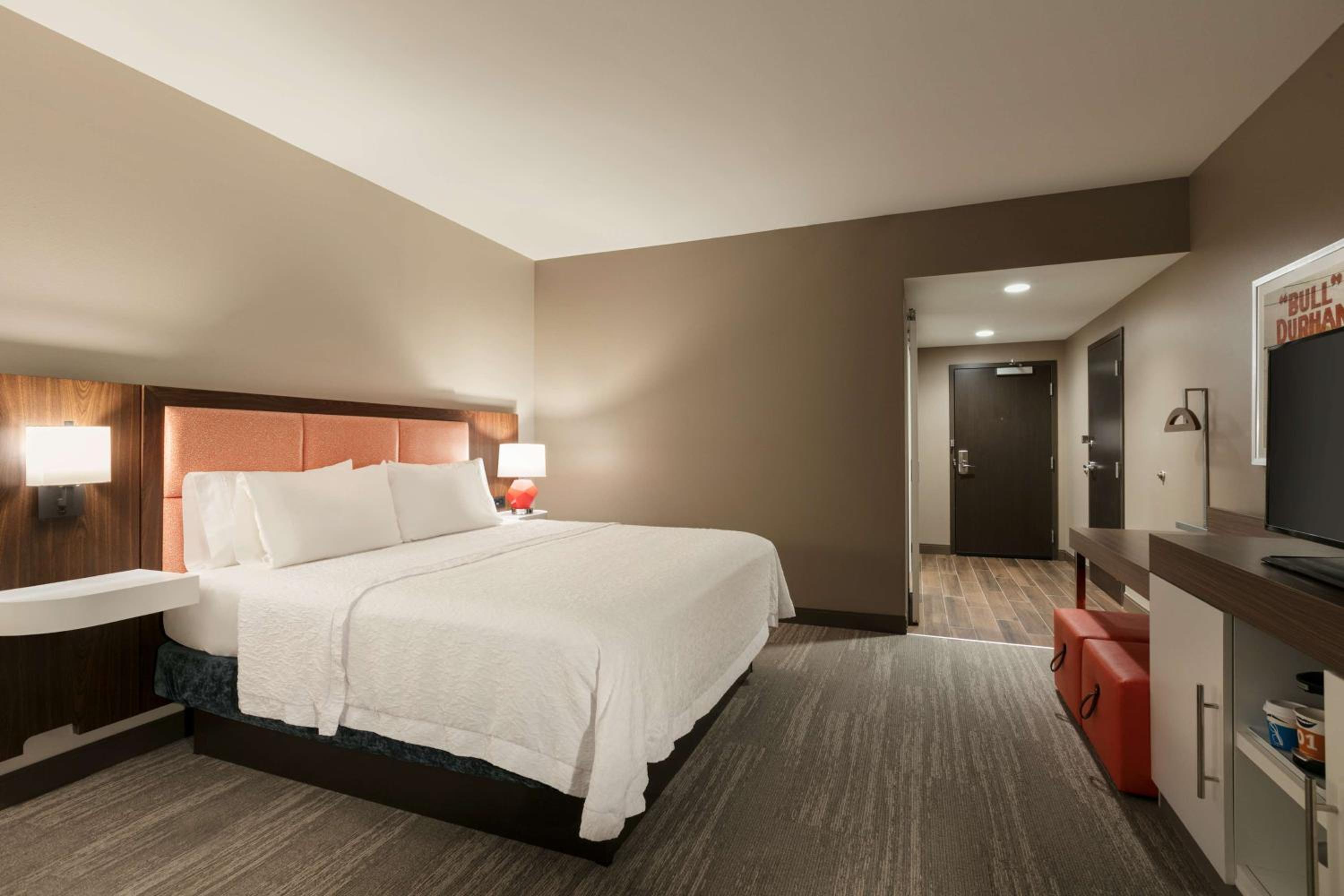 King Room with Roll-In Shower - Mobility and Hearing Access/Non-Smoking photo 1