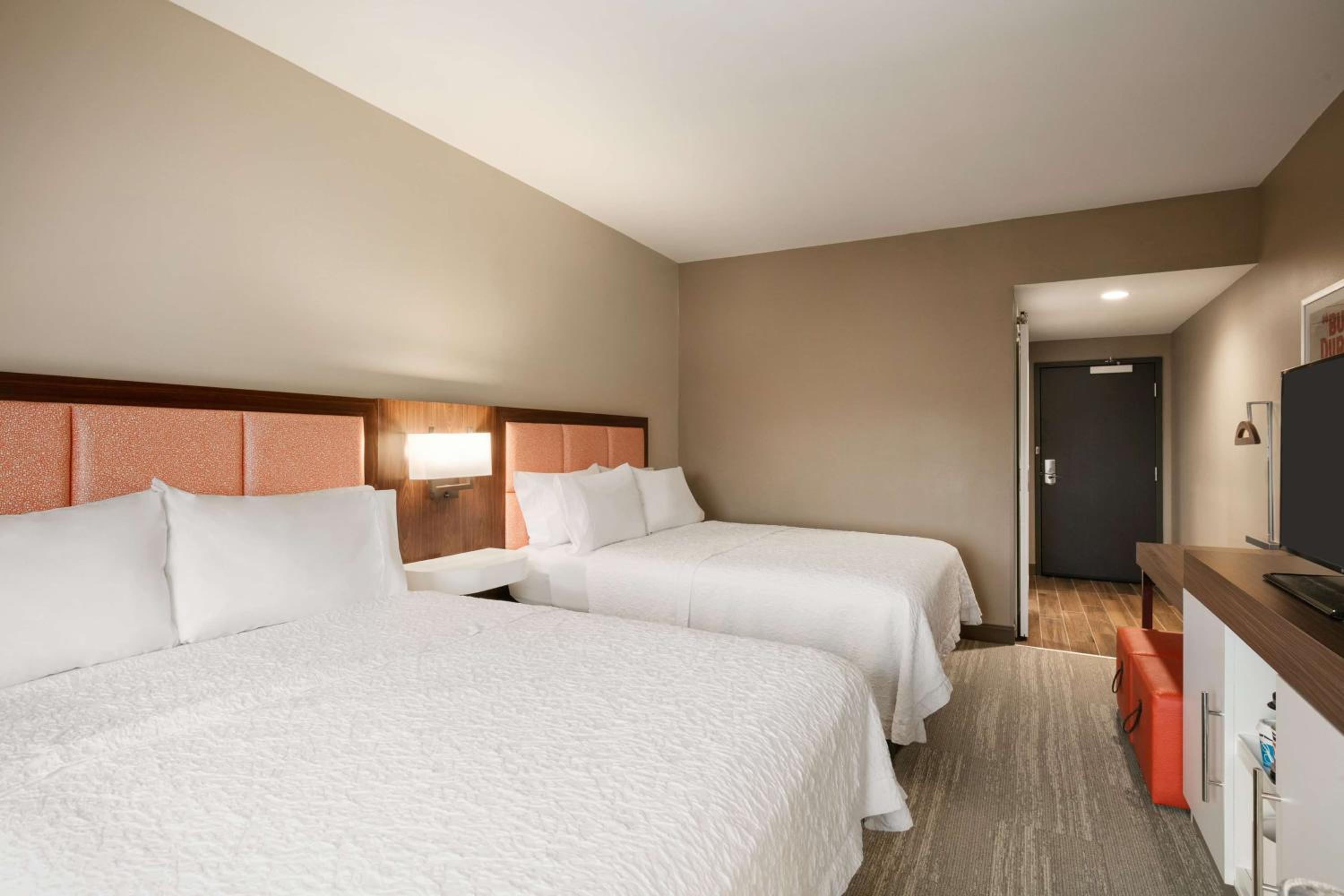 Queen Room with Two Queen Beds - Non-Smoking photo 3