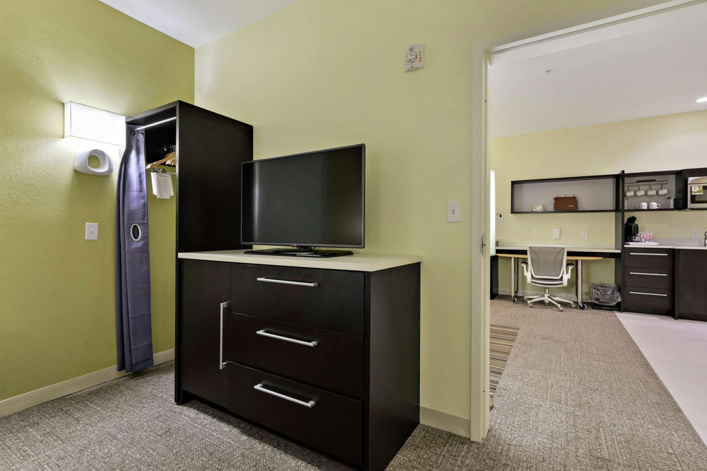 King Suite with Roll-In Shower - Mobility and Hearing Access/Non-Smoking photo 1