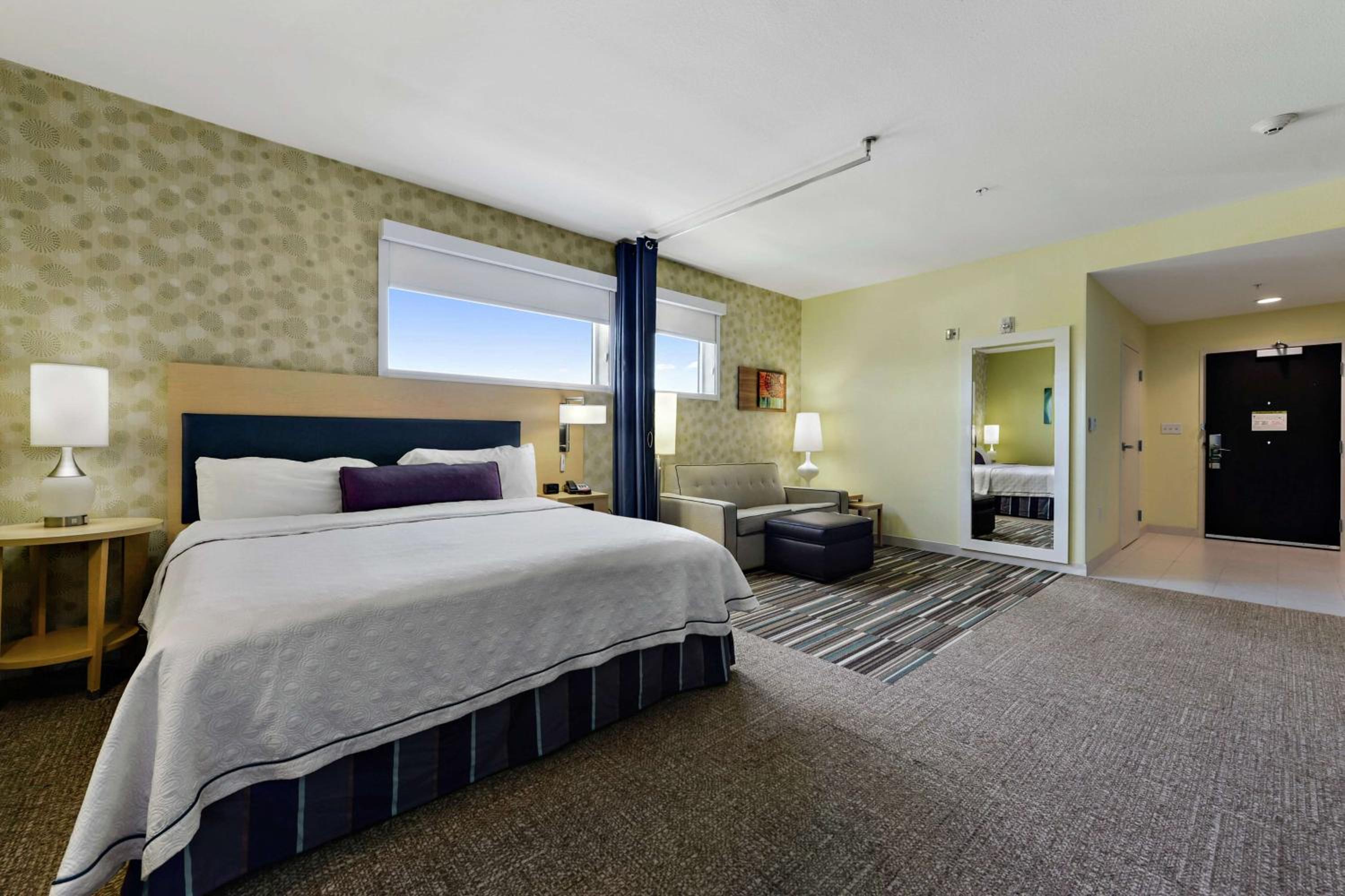 King Suite - Mobility and Hearing Access/Non-Smoking photo 3