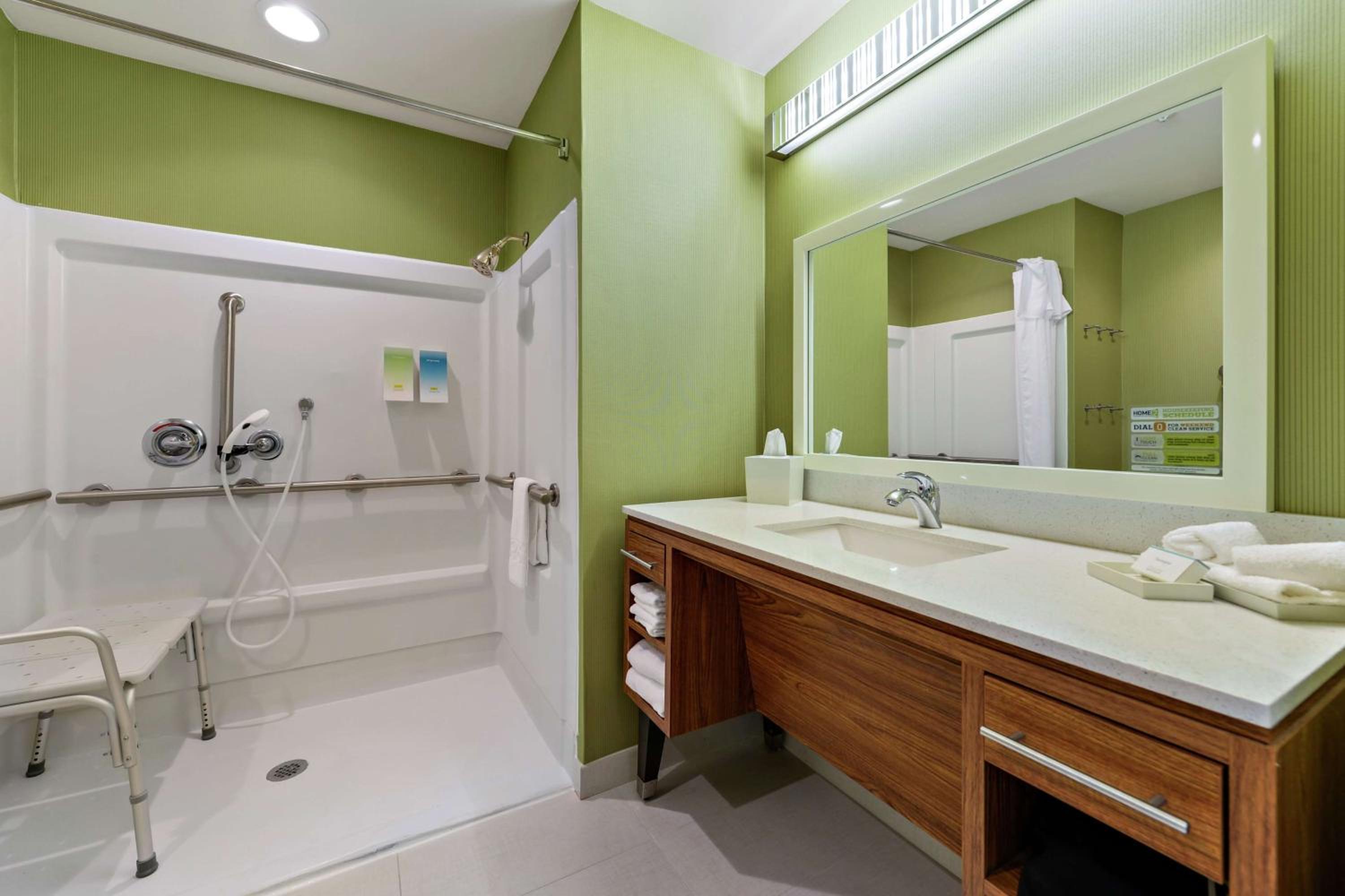 King Suite with Roll-In Shower - Mobility and Hearing Access/Non-Smoking photo 3