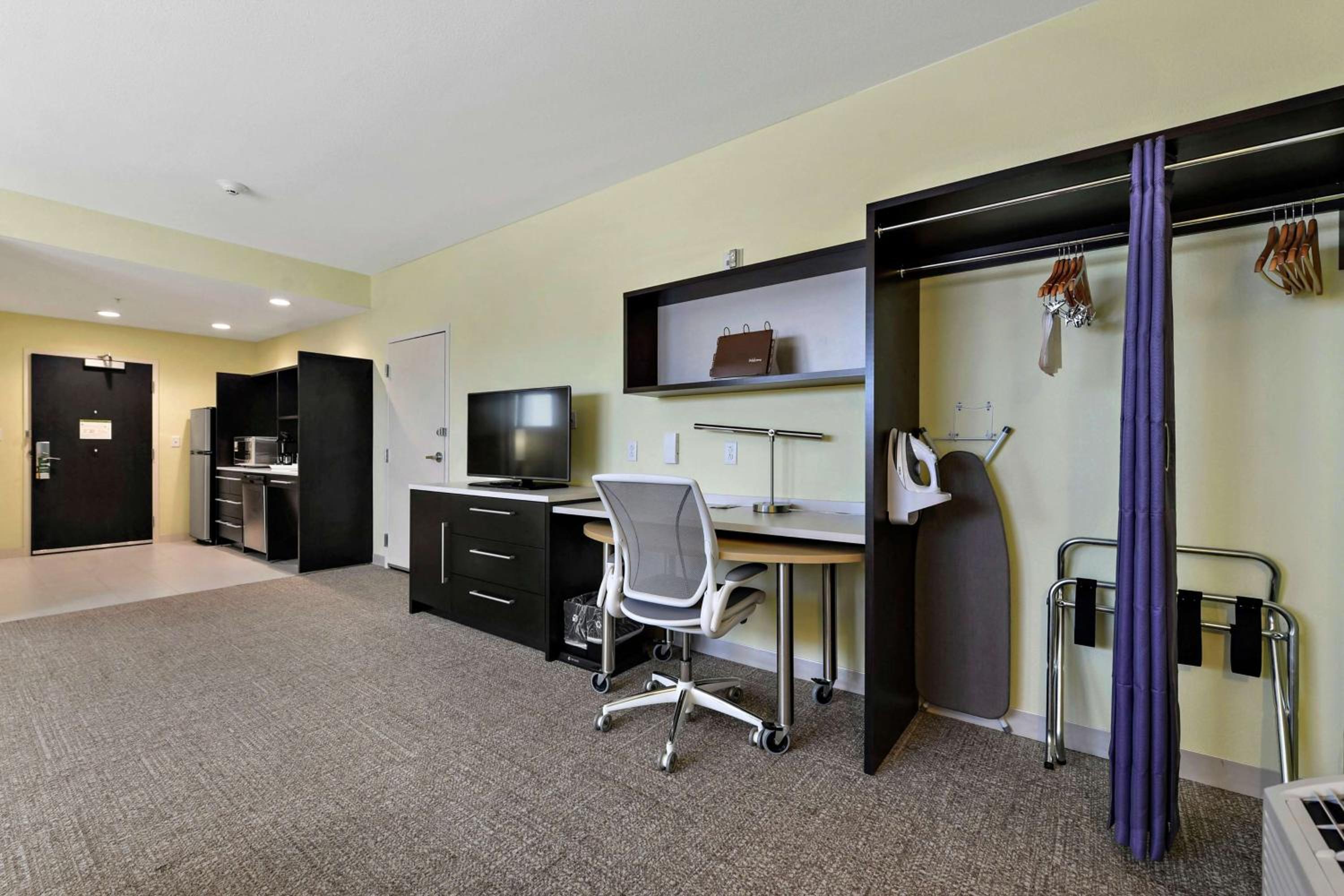 King Suite - Mobility and Hearing Access/Non-Smoking photo 1