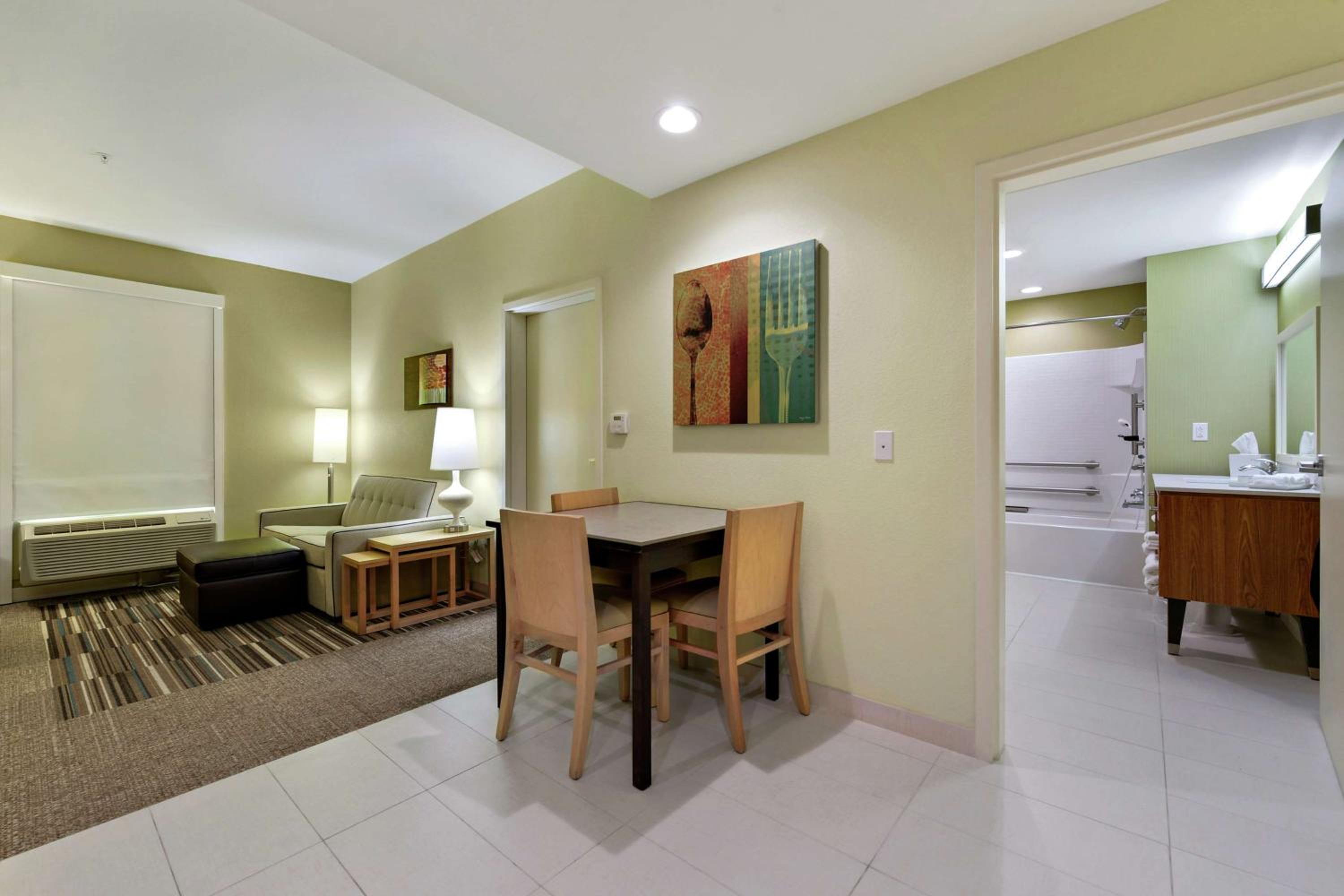 King Suite - Mobility and Hearing Access/Non-Smoking photo 2
