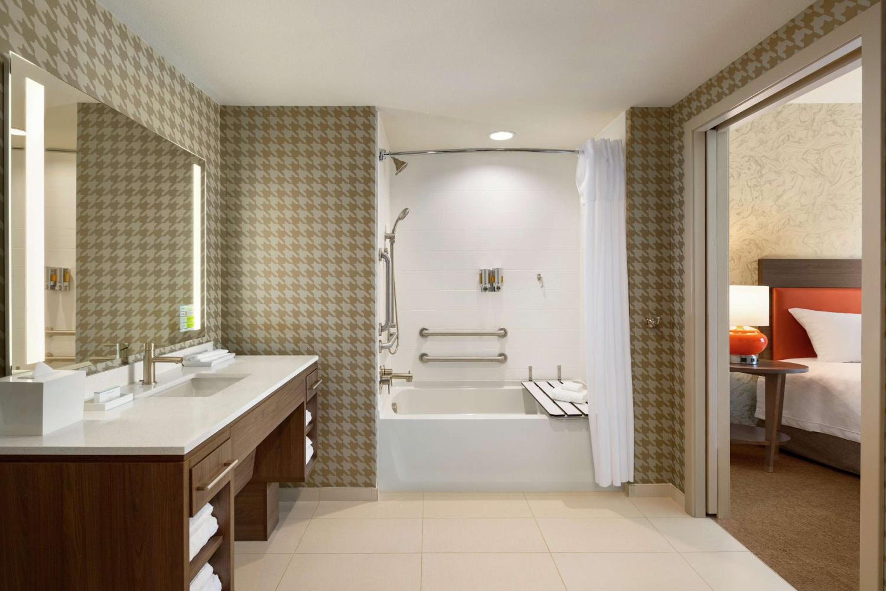 King Suite - Mobility Access/Non-Smoking photo 3